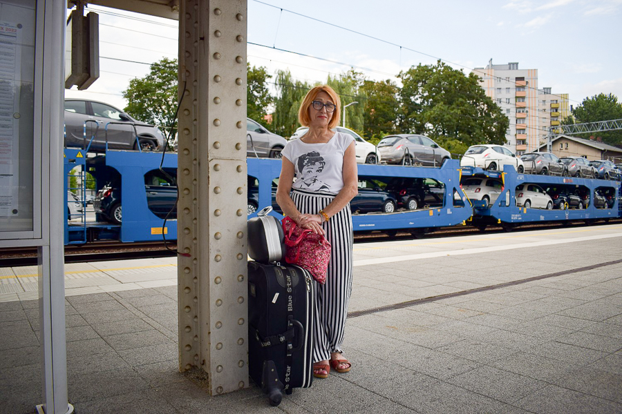 Pani Joanna czekająca na pociąg do Władysławowa.