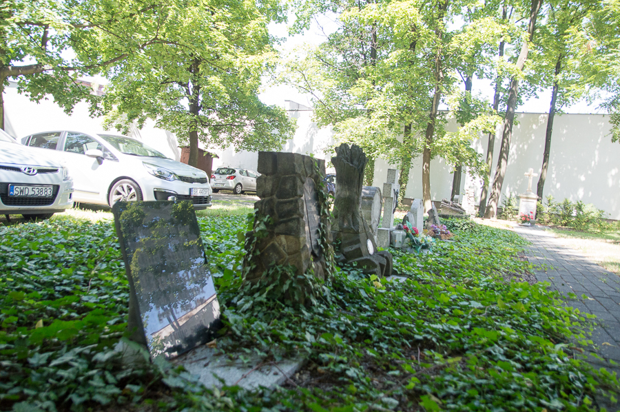 Teren przy kościele był niegdyś cmentarzem ewangelickim. Dwadzieścia lat temu teren został wyrównany. Pozostawiono tu jedynie kilka nagrobków, aby przypominać historię tych, którzy kiedyś byli tu pochowani. Obecnie rybniccy ewangelicy korzystają z cmentarza przy ul. Rudzkiej.