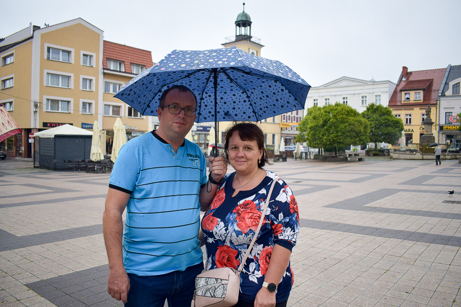 Pan Tomasz Szweda z żoną w oczekiwaniu na rejestrację.