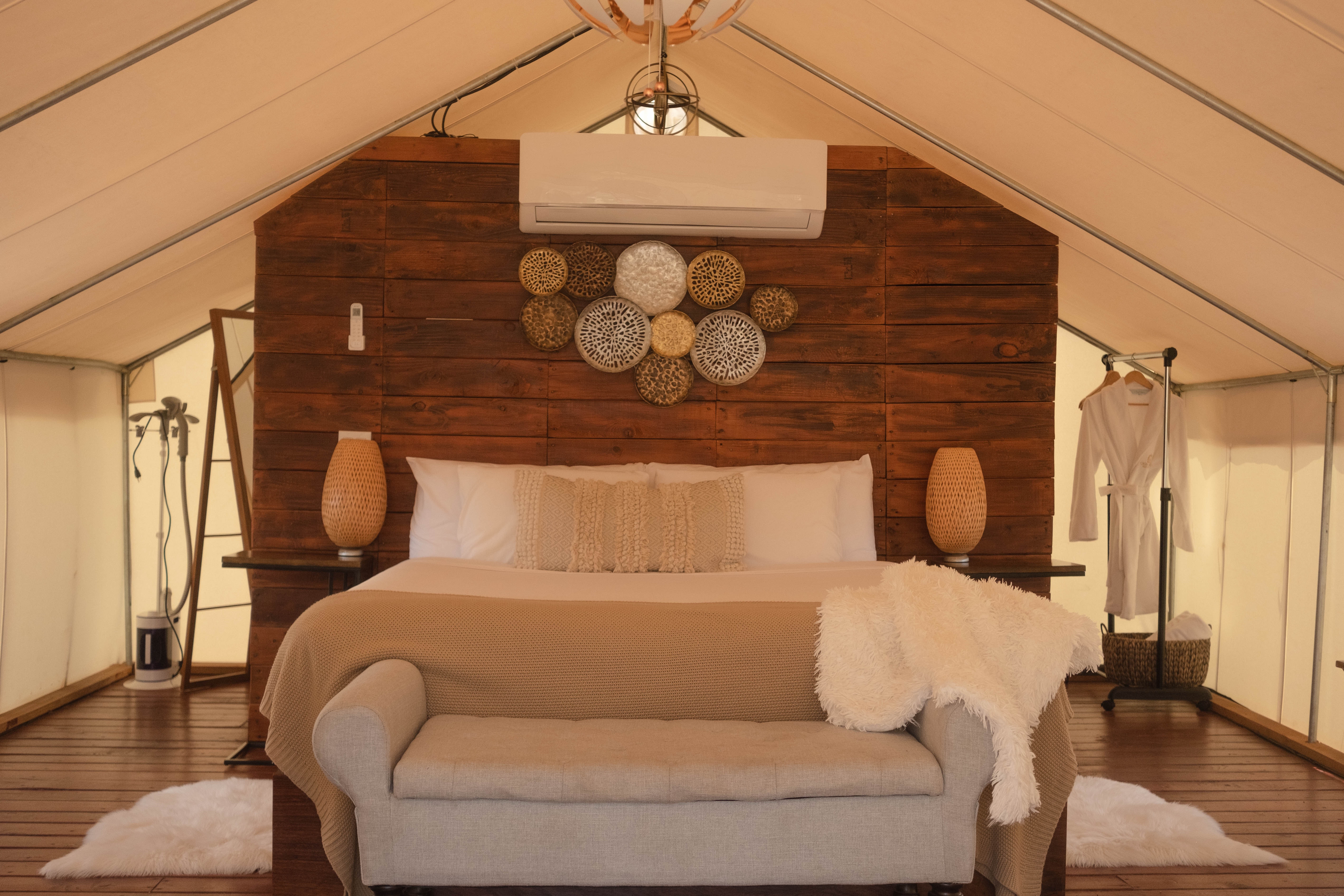 Wnętrza glampingowych namiotów często przypominają pokoje w kilkugwiazdkowych hotelach, fot. poglądowe pexels