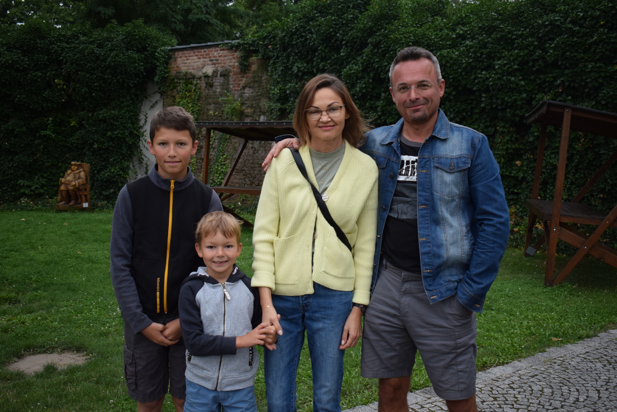 Joanna i Tomasz z dziećmi, Simonem i Danielem. To polsko-czeska rodzina, która przyjechała z Niemiec, aby odwiedzić rodzinę, a przy okazji zapoznać dzieci bliżej z wojskim polskim.