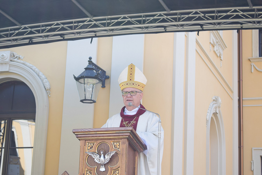 Biskup Andrzej Czaja podczas głoszenia homilii.