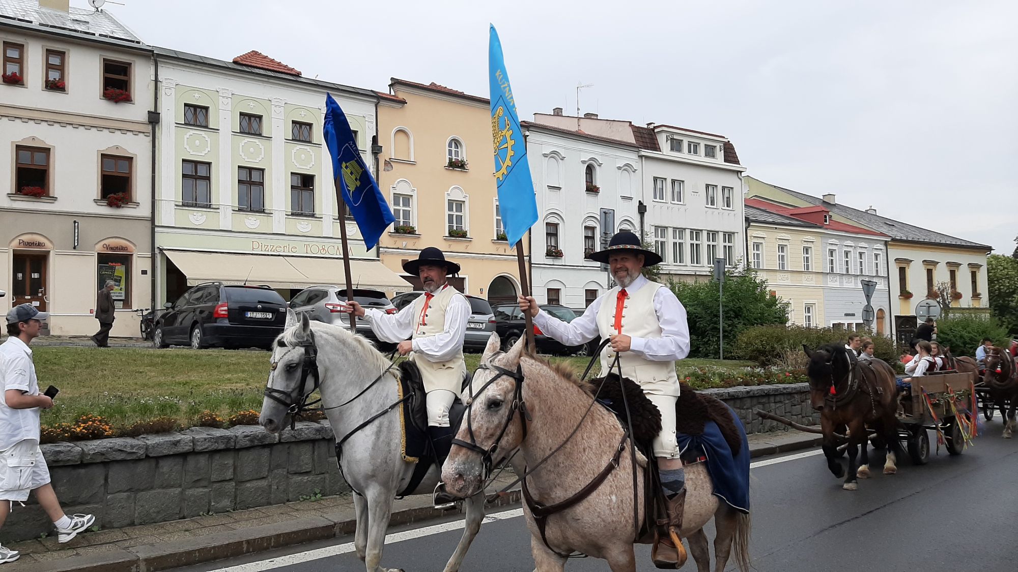 Korowód prowadzony był przez dwóch jeźdźców, którzy w ręku trzymali flagi miasta Odry i Kuźni Raciborskiej
