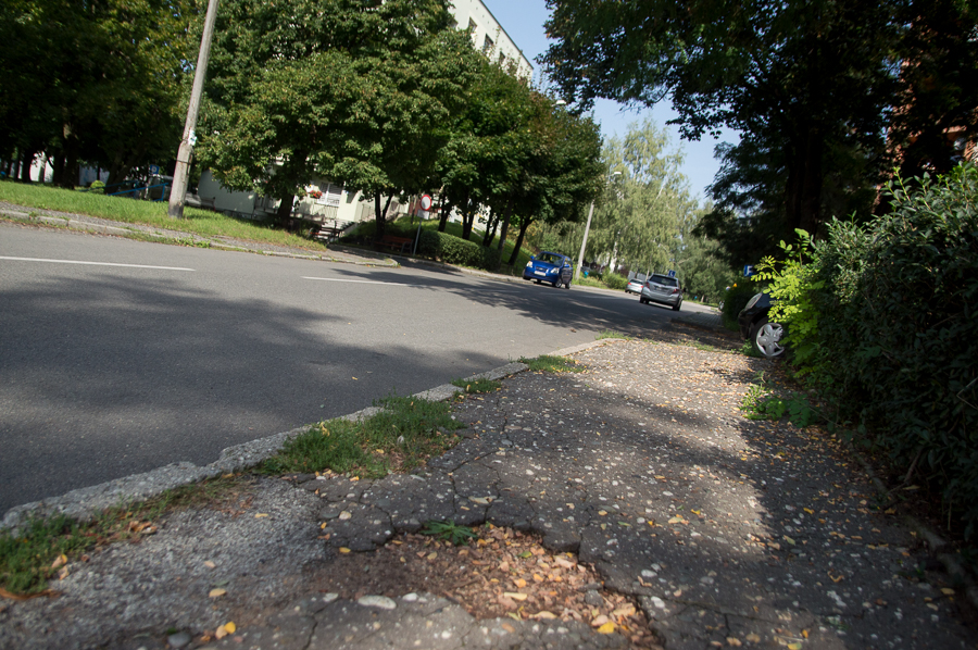 Miejscami stan chodników przy ul. Mglistej pozostawia wiele do życzenia. Warto jednak zwrócić uwagę, że większość chodników dla pieszych na pobliskich osiedlu jest w dobrym stanie.