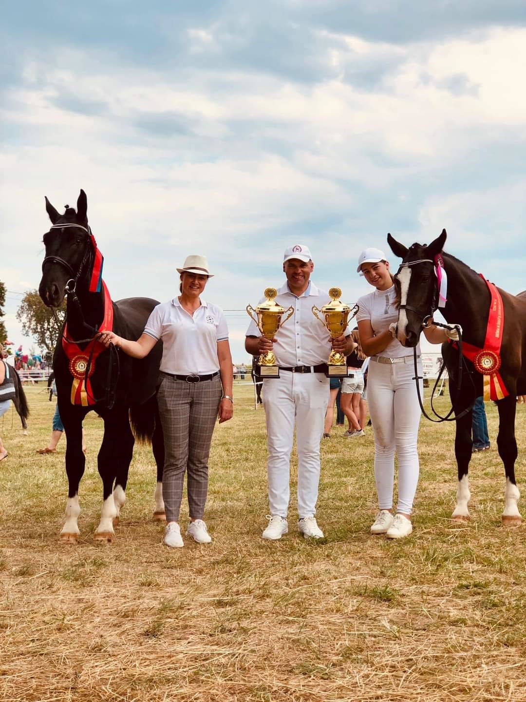 Rodzina Kitlów: Sylwia, Krystian i Dominika ze zwycięskimi końmi podczas czempionatu koni śląskich w Porębie