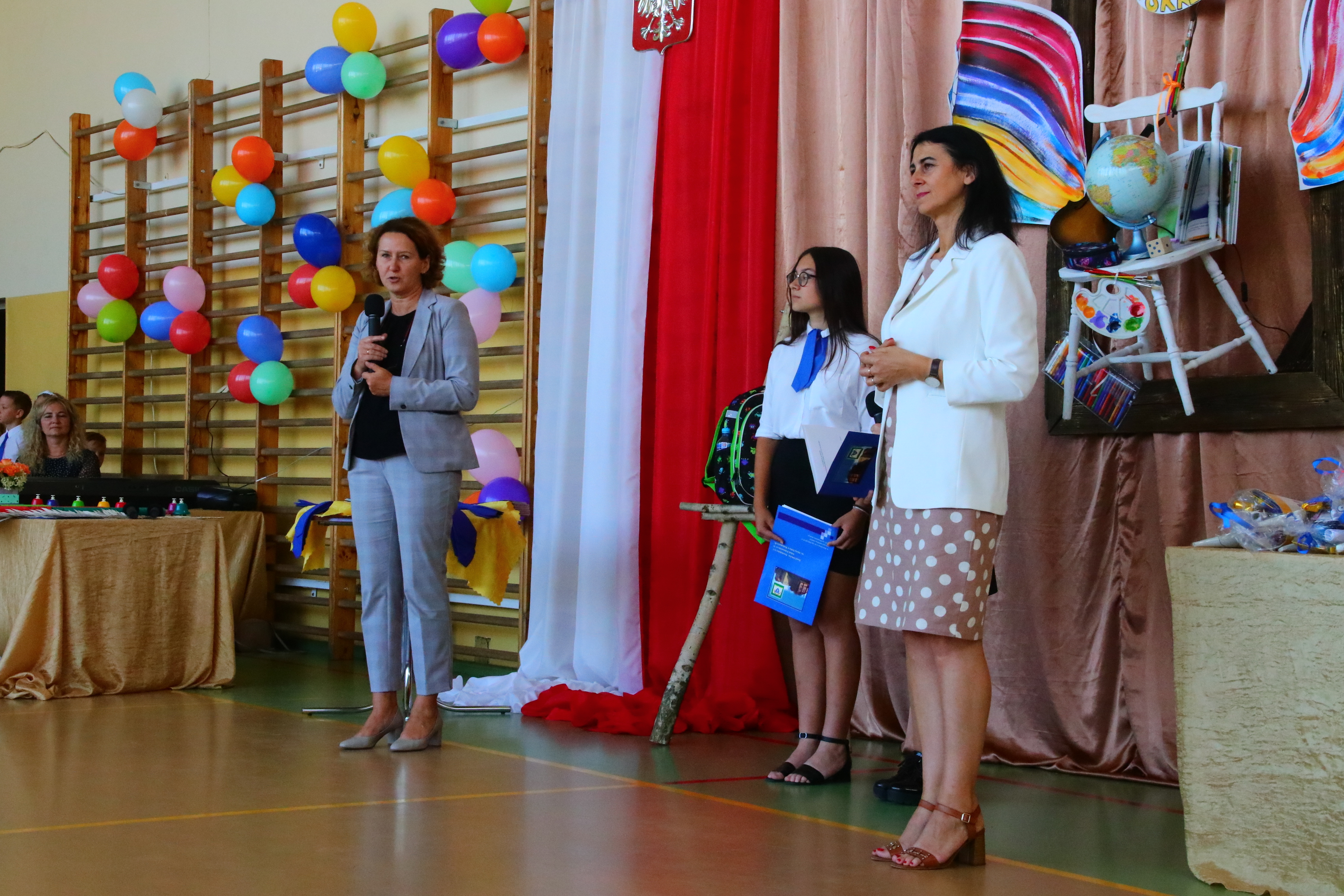 Wiceprezydent Izabela Kalinowska i dyrektor szkoły Barbara Ferdyan-Tront życzyły dzieciom jak najlepszego czasu w szkole.