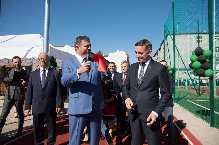 Dyrektor Piotr Tokarz i prezydent Piotr Kuczera podczas oficjalnego otwarcia kompleksu sportowego. Dodajmy, że Piotr Tokarz rozpoczął naukę w Tyglu dokładnie 35 lat temu. Wtedy nie podejrzewał, że w przyszłości zostanie nauczycielem, a później dyrektorem szkoły.