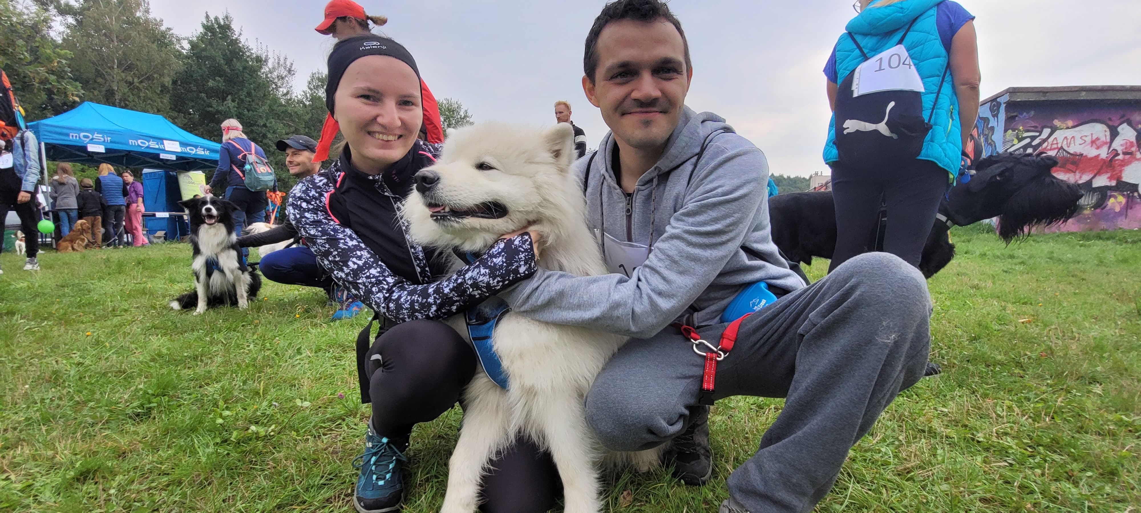 Wraz z Nikim jesteśmy z Warszawy. O do trekkingu w Jastrzębiu wiedzieliśmy wcześniej, ponieważ mieszkałam tutaj niedaleko. Lubimy spędzać czas właśnie na takich imprezach. Zarówno my jak i nasz piesek uwielbiamy się ruszać.