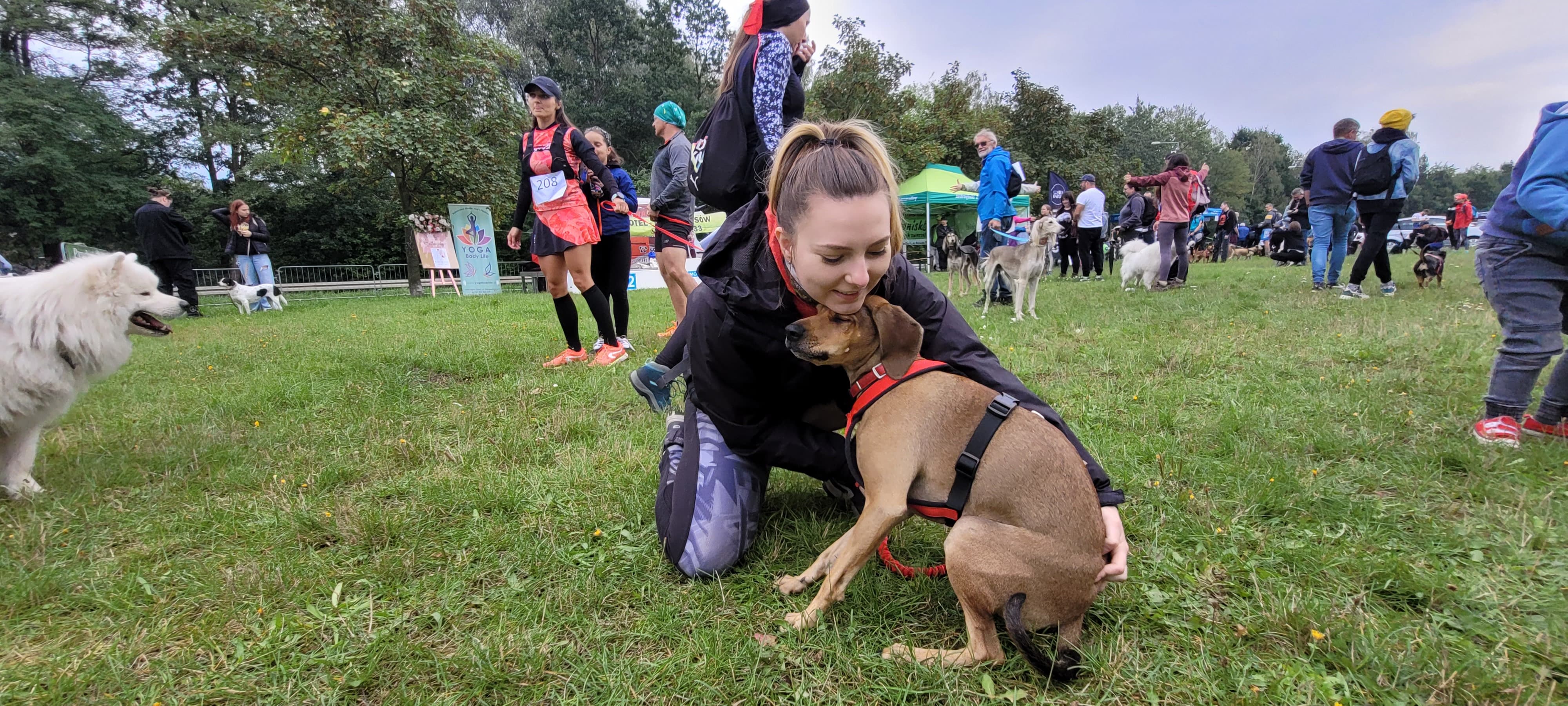 Sisi i ja pochodzimy z Orzesza. Psina ma 3 lata i uwielbia biegać. Ma za sobą również wycieczki górskie. Jastrzębski dogtrekking jest bardzo dobrze zorganizowaną imprezą.