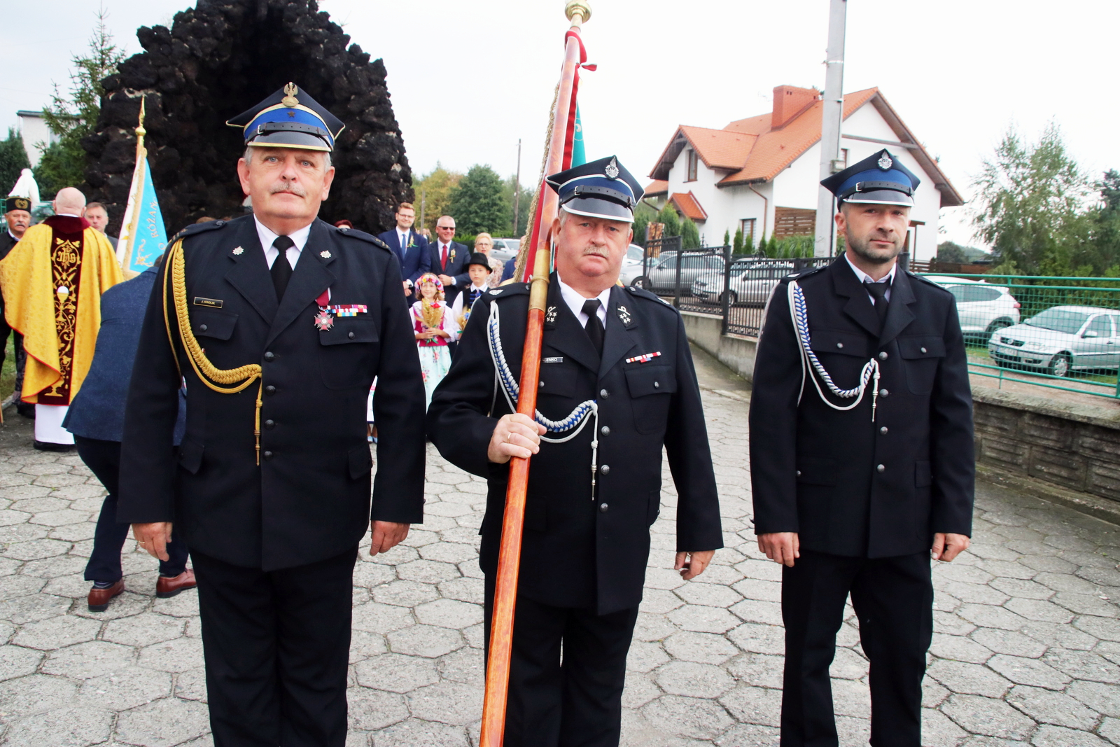 Na przodzie procesji szli strażacy: Jan Krolik – prezes Gminnego Związku Ochotniczych Straży Pożarnych RP w Kornowacu, Wilhelm Walenko – prezes OSP Kobyla oraz strażak Tomasz Cichoń