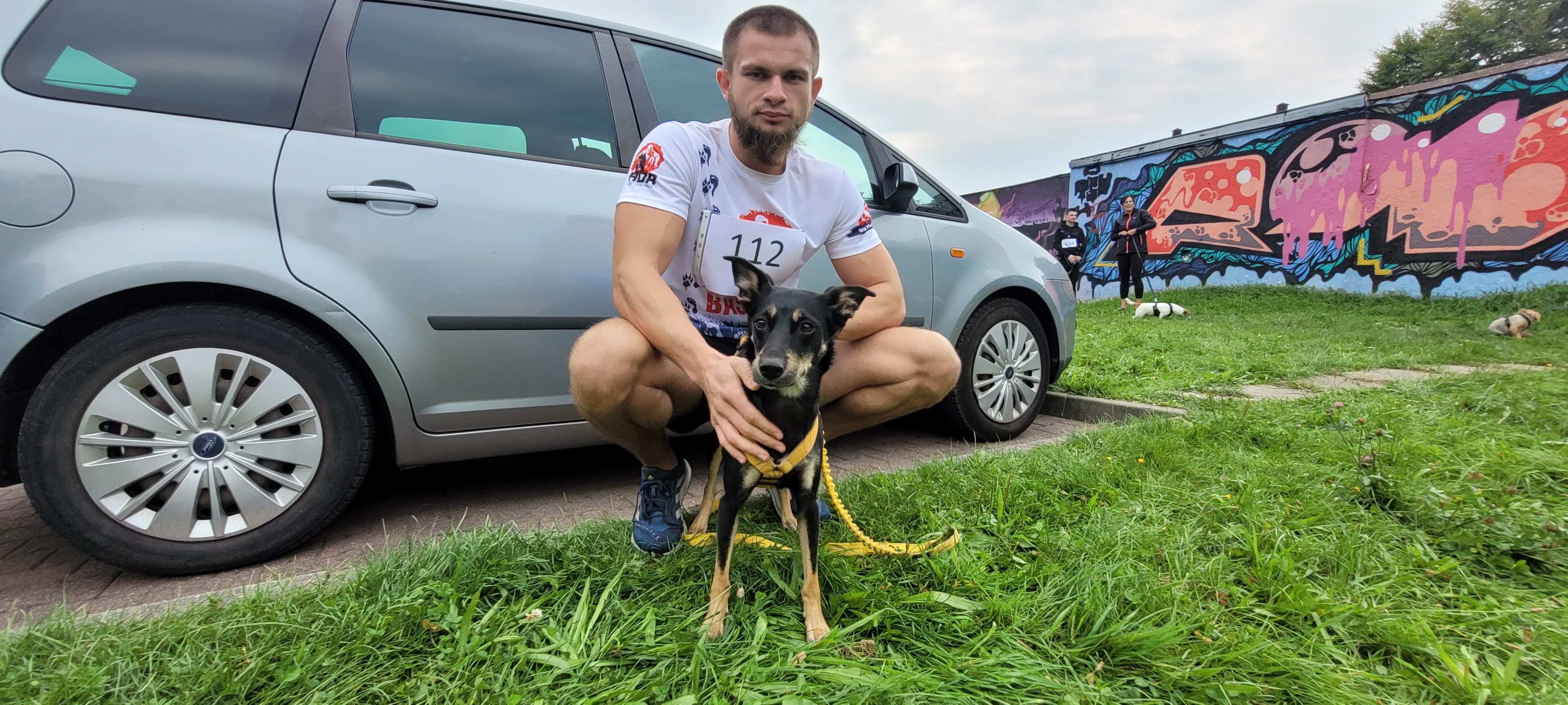 Carmen ma 3 lata. My wystartujemy w dystansie 10 km. Nastawiam się na walkę i rywalizację, oczywiści biorę pod uwagę możliwości psa, a te są duże. Przed biegiem dbam o rozgrzewkę dla Carmen, jak i dla siebie.