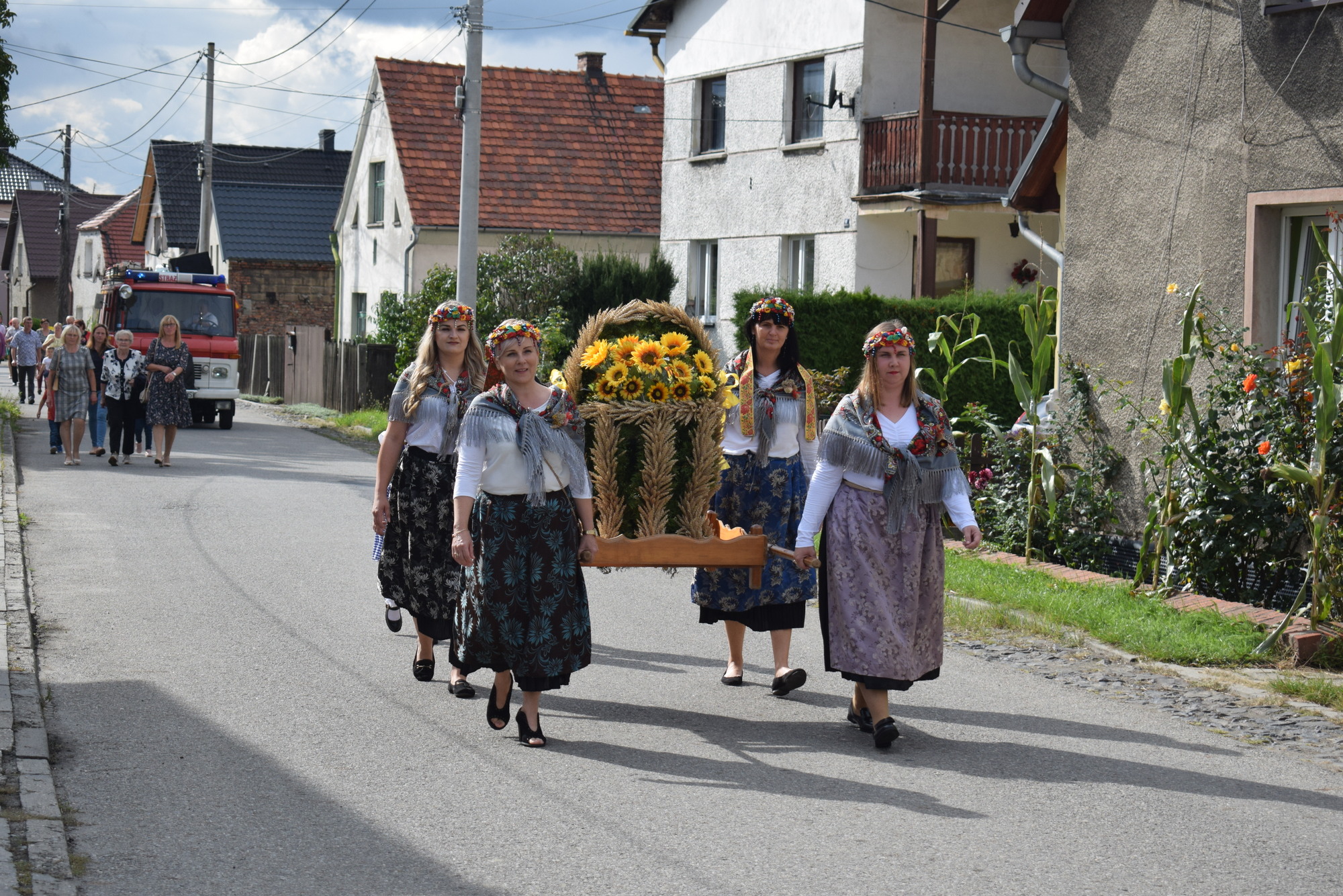 Mieszkanki Żerdzin, Kasia, Agnieszka, Klaudia i Karolina w strojach ludowych, które niosły koronę dożynkową