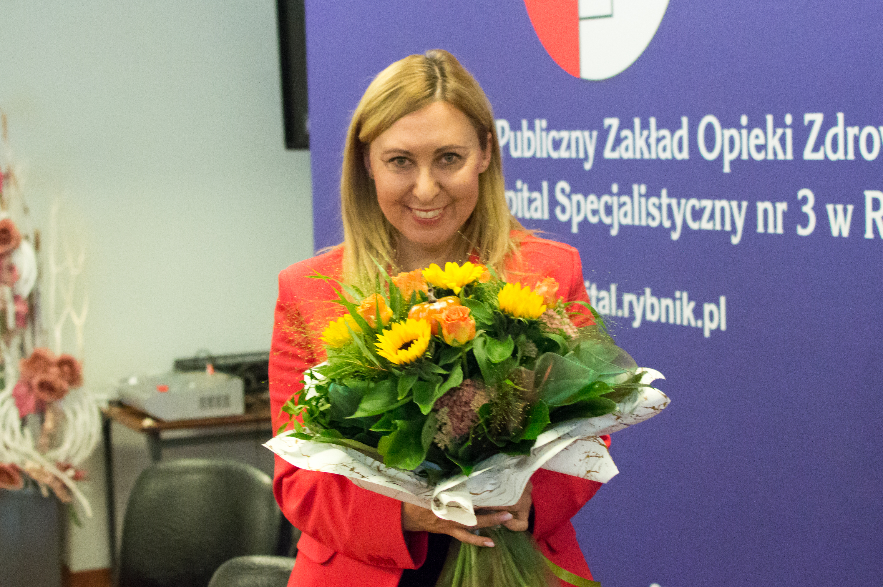 Dyrektor Jarosław Madowicz wręczył ordynator Ewie Adamiec-Poniewierce kwiaty na powitanie.