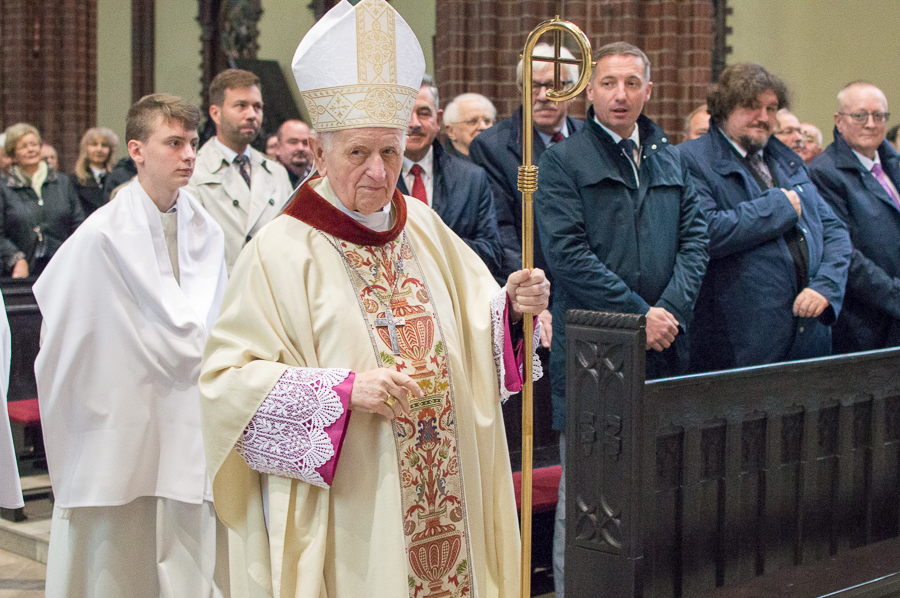 - Zdałem maturę w tej szkole w 1952 roku, czyli 70 lat temu. Widzę, że są koledzy, z czego bardzo się cieszę - powiedział arcybiskup Damian Zimoń na początku mszy świętej.