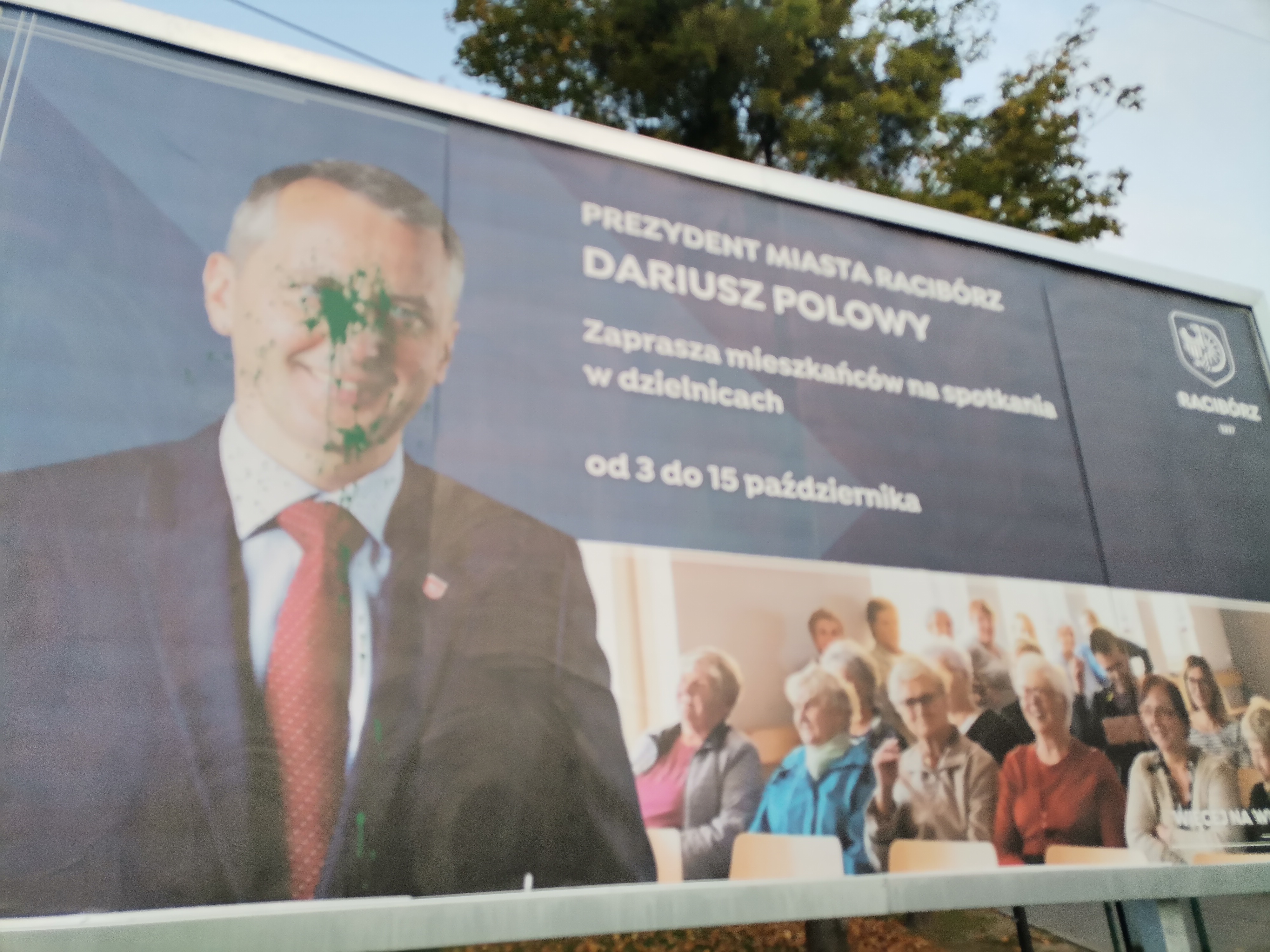 W Oborze na bilbordzie promującym spotkania z prezydentem wylano farbę na zdjęciu Dariusza Polowego