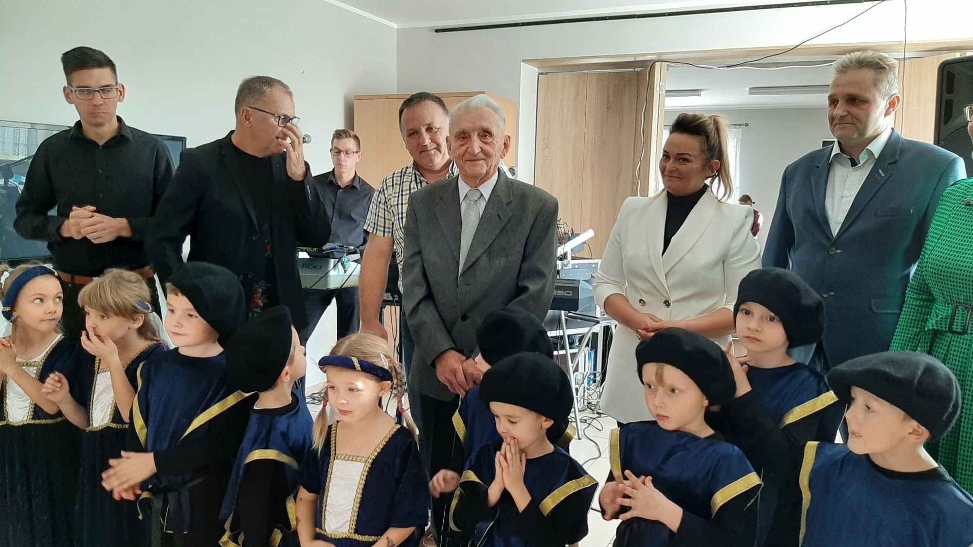 "Turzaczki" z zaproszonymi gośćmi. W środku najstarszy turzański senior - Antoni Depta, który w tym roku skończył 91 lat