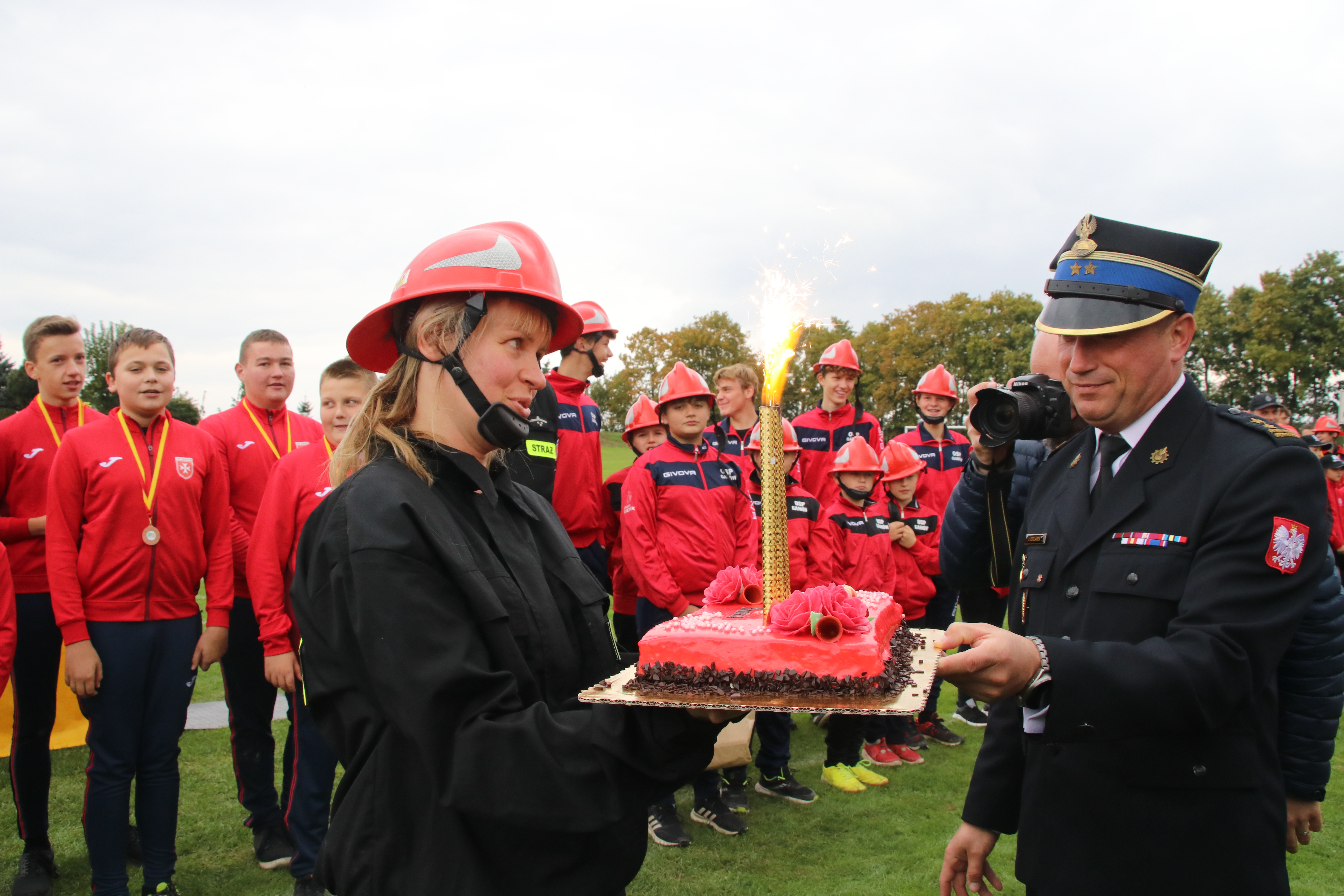 Najpierw „Sto lat”, później tort. Monika Cygan Forysz z OSP Górki Śląskie świętowała na zawodach swe 39 urodziny