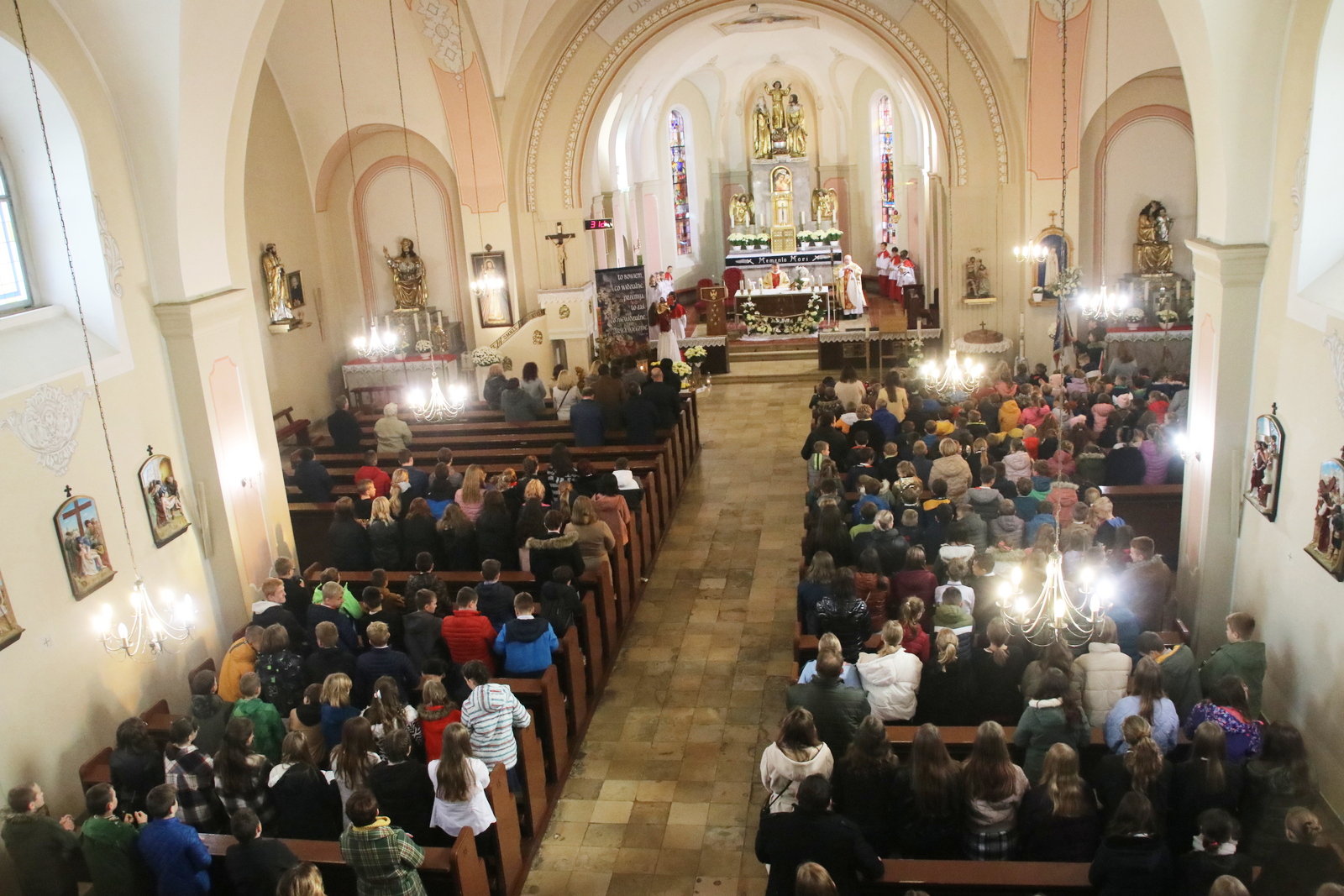 Jubileuszowe uroczystości rozpoczęto w kościele pw. św. Wita, Modesta i Krescencji w Pietrowicach Wielkich.