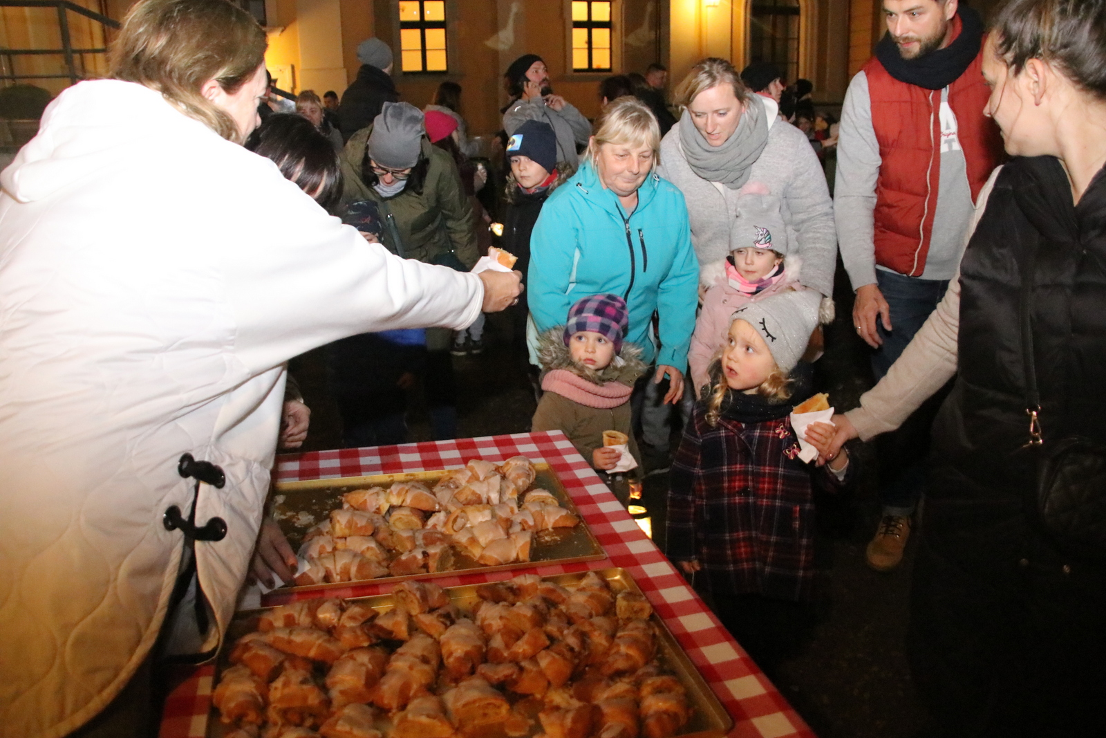 Na świętomarcińskich obchodach nie brakowało rogali, które można kupić w tamtejszej restauracji, gdzie są pieczone.