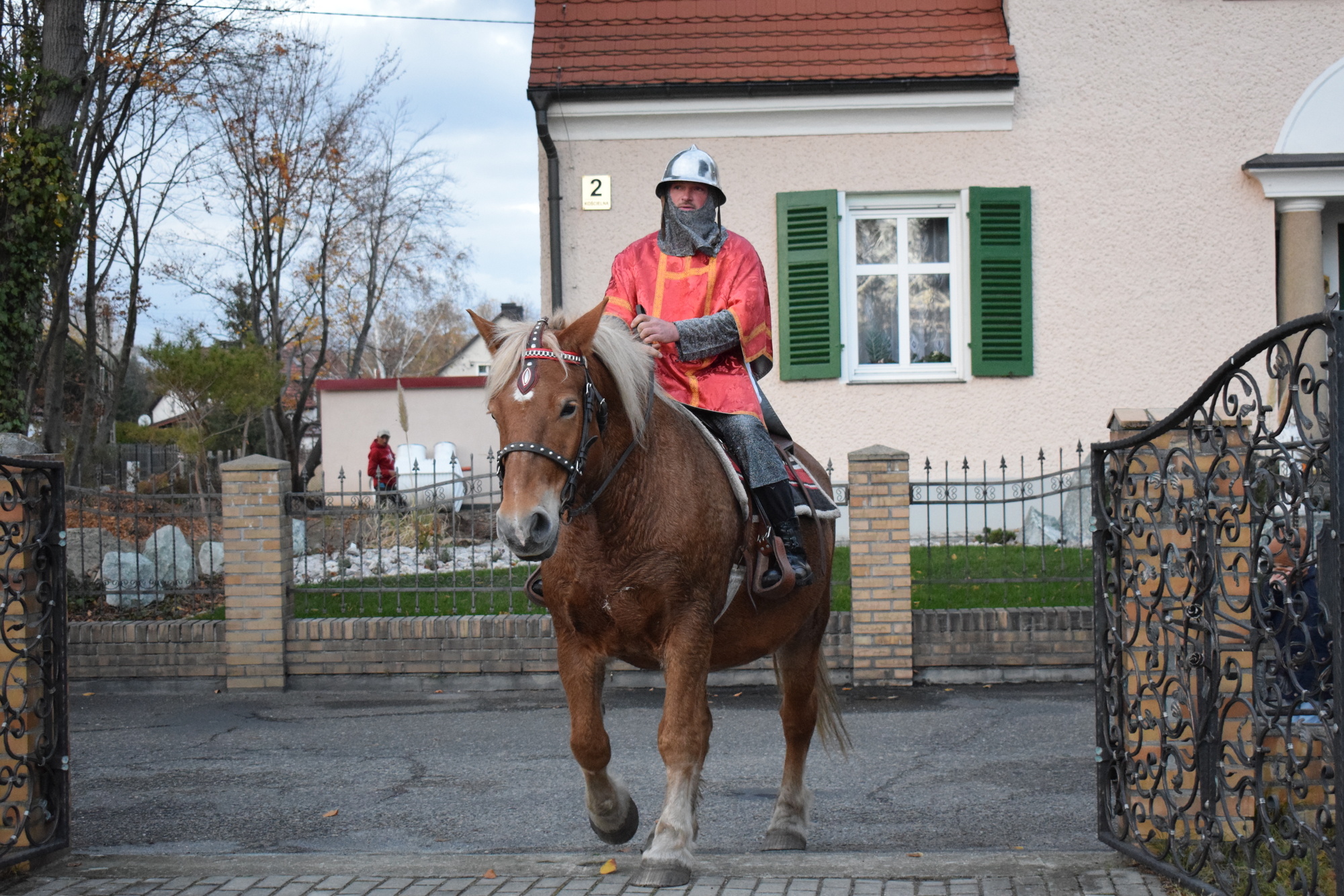 Tomasz Mosa wcielający się w rolę św. Marcina na klaczy Basi.