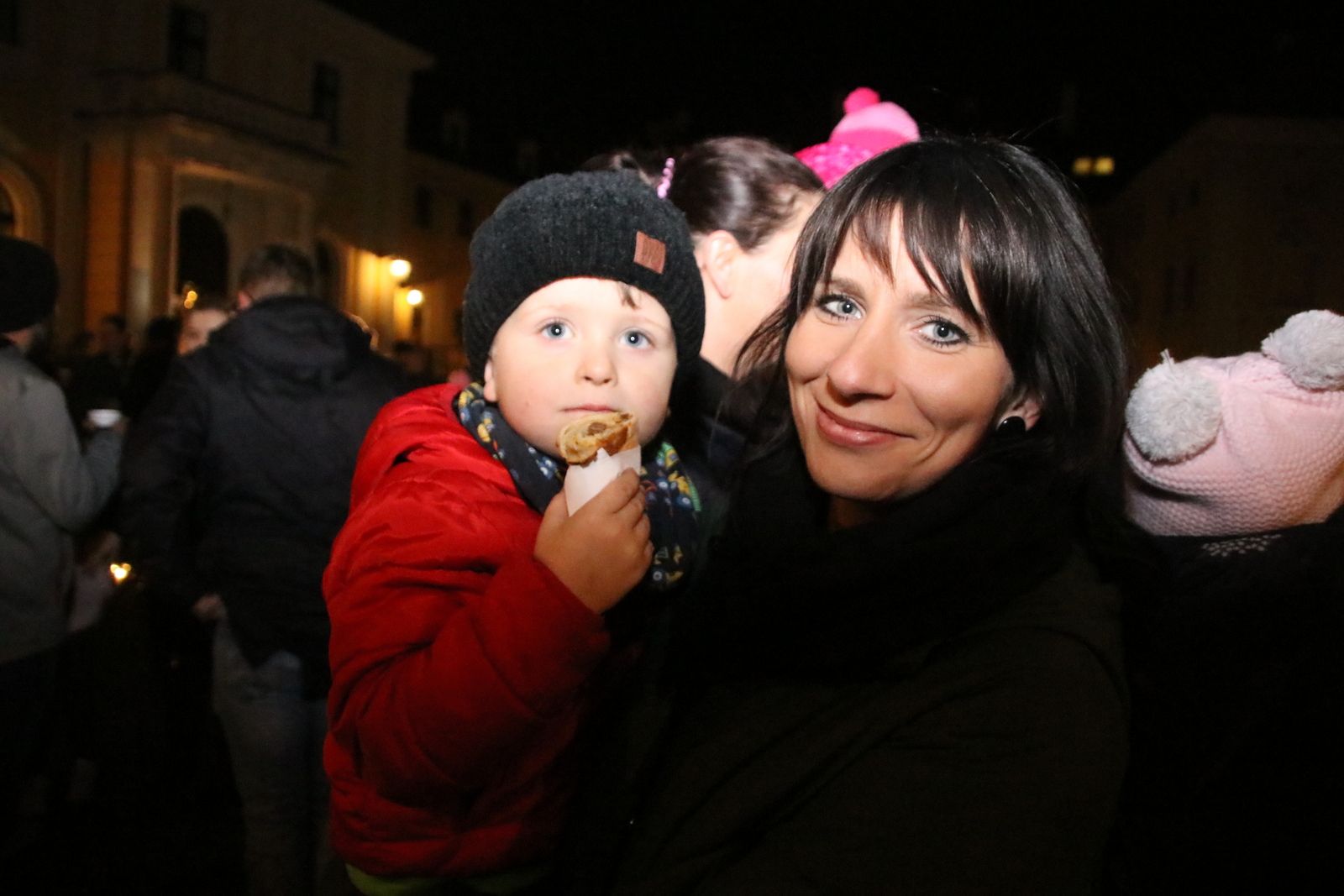 W wydarzeniu uczestniczyła m.in. pani Sabina z 3-letnim Stasiem. - Byłam już na tych obchodach wielokrotnie, jest świetne. Co ważne dopisała pogoda i są rogale - uśmiechała się mieszkanka Rud.