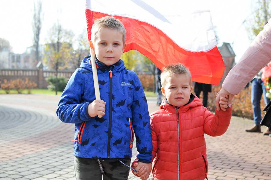 Michał i Adaś przed rybnicką bazyliką. Przyszli świętować niepodległość Polski razem z mamą Olą i tatą Markiem.