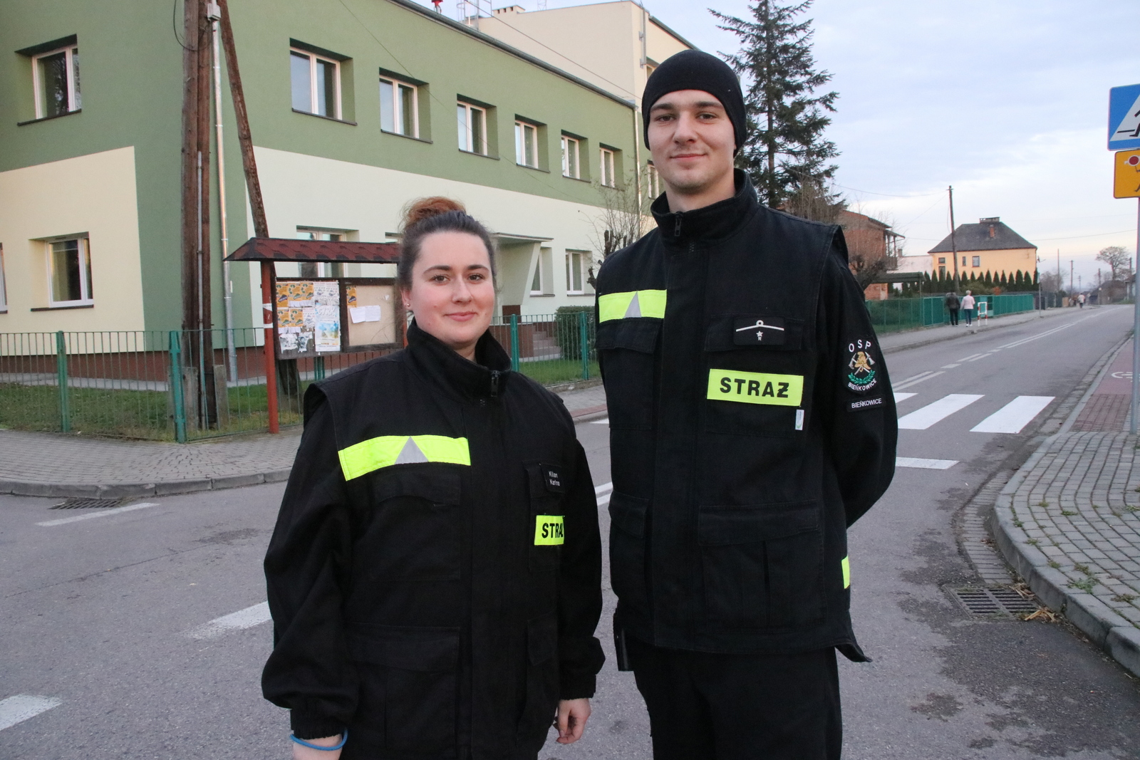 O bezpieczeństwo tradycyjnie dbali ochotnicy z miejscowego OSP, na zdjęciu Karina Pięk i Sebastian Kilian