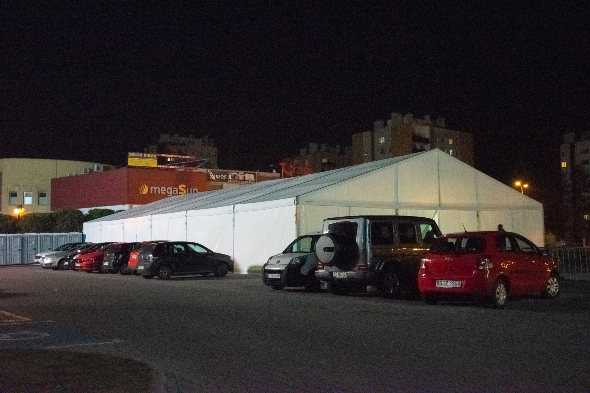Na Placu WOŚP pojawił się wielki, biały namiot. To Mundialowa Strefa Kibica