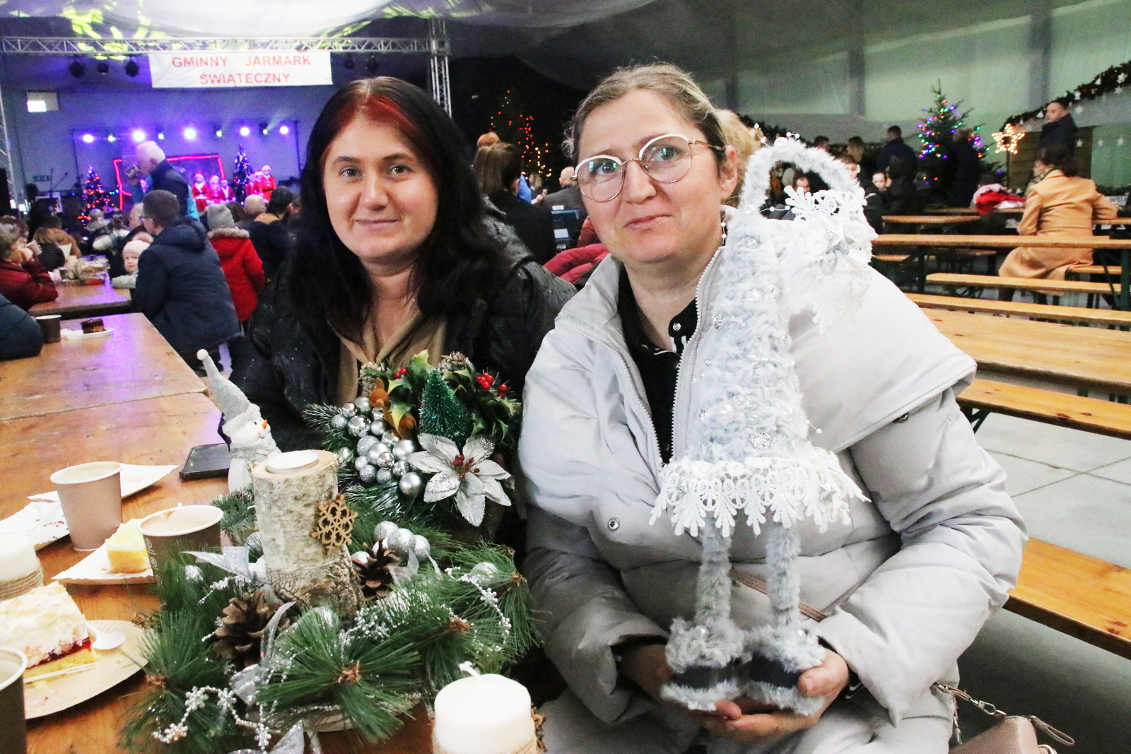 Panie Karolina i Marysia do Pietrowic Wielkich przyjechały z Brzeźnicy. Na kiermaszu znalazły stroiki świąteczne. Jak oceniały przygotowaną ofertę? - Bardzo ciekawe propozycje, cenowo w sam raz - chwaliły.