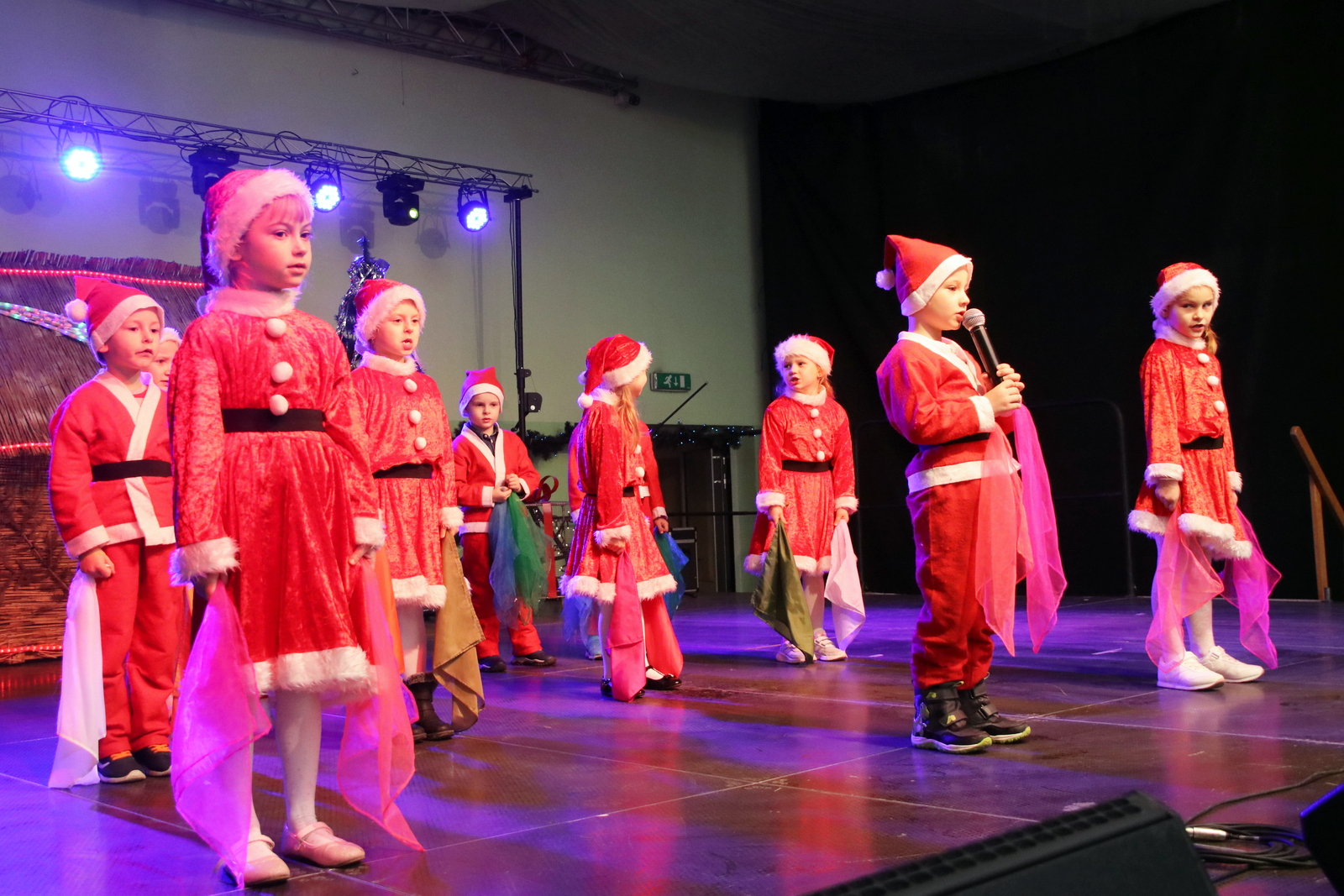 Przedszkolaki z Pawłowa jako pierwsze wystąpiły na scenie pietrowickiego kiermaszu.