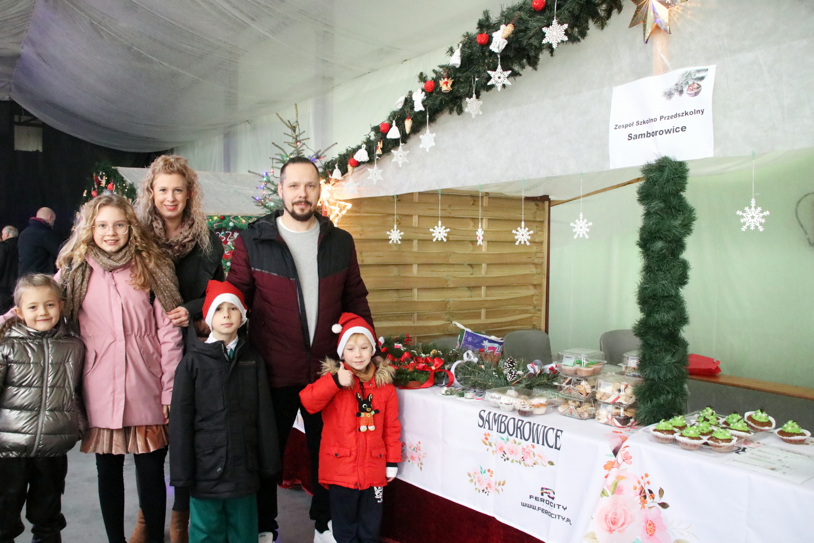 Wszystkie placówki oświatowe z terenu gminy Pietrowice Wielkie wystawiły swoje stoiska. Na zdjęciu silna reprezentacja Samborowic. - Mamy krokiety z barszczem, babeczki, ciastka, ale także ozdoby świąteczne, np. stroiki - wyliczał Damian Rajczyk, przewodniczący rady rodziców.