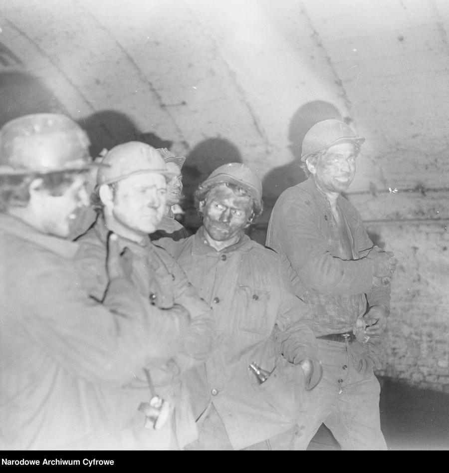 Grupa górników oczekujących na wyjazd na powierzchnię. Fot. Narodowe Archiwum Cyfrowe.
