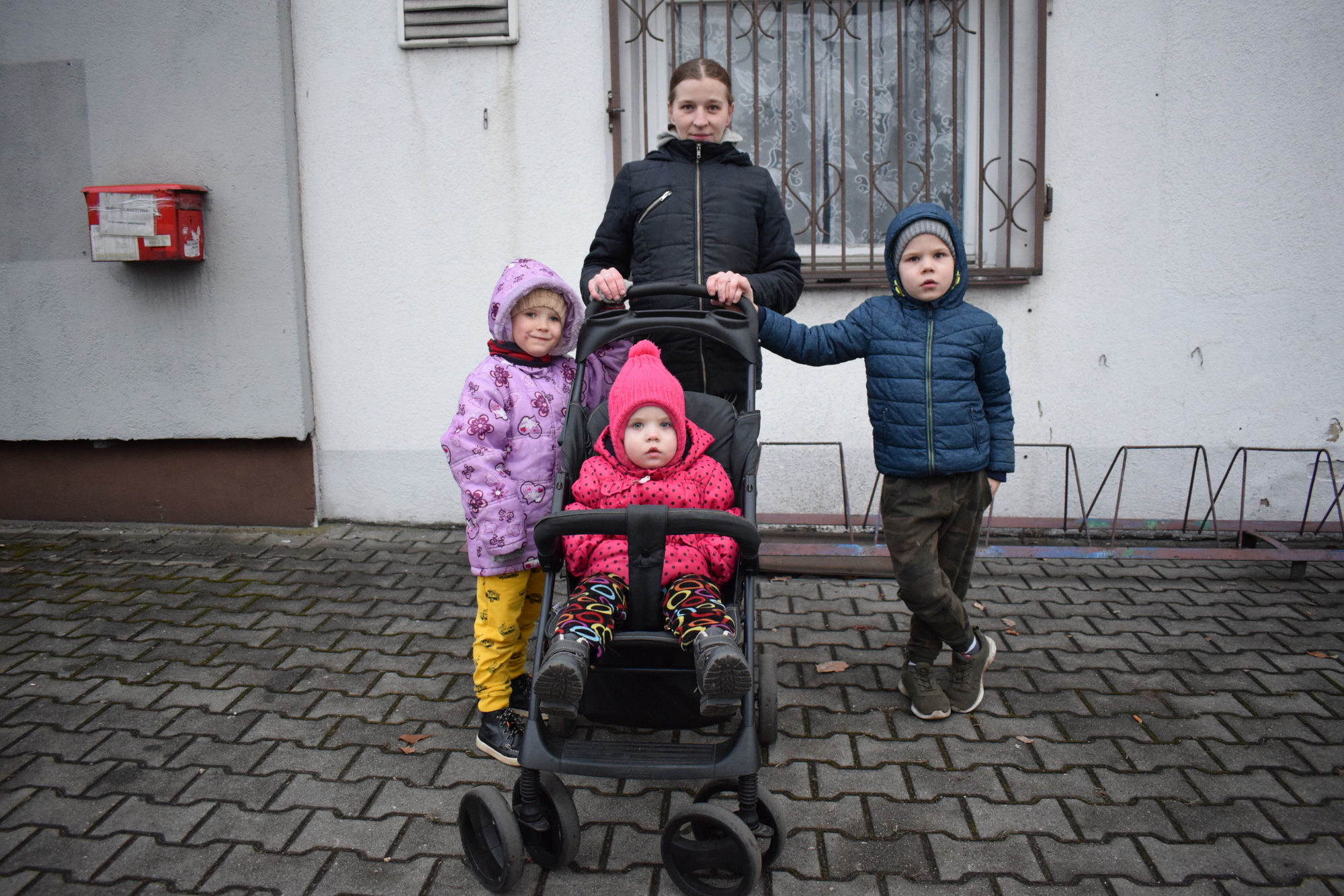 Zuzia chciałaby dostać dużo słodyczy i jakąś zabawkę, jej brat Leszek zabawkowy pociąg. Ich najmłodsza siostrzyczka, Maja jeszcze nie wybrała prezentu, a mama Weronika chciałaby przede wszystkim zdrowia.