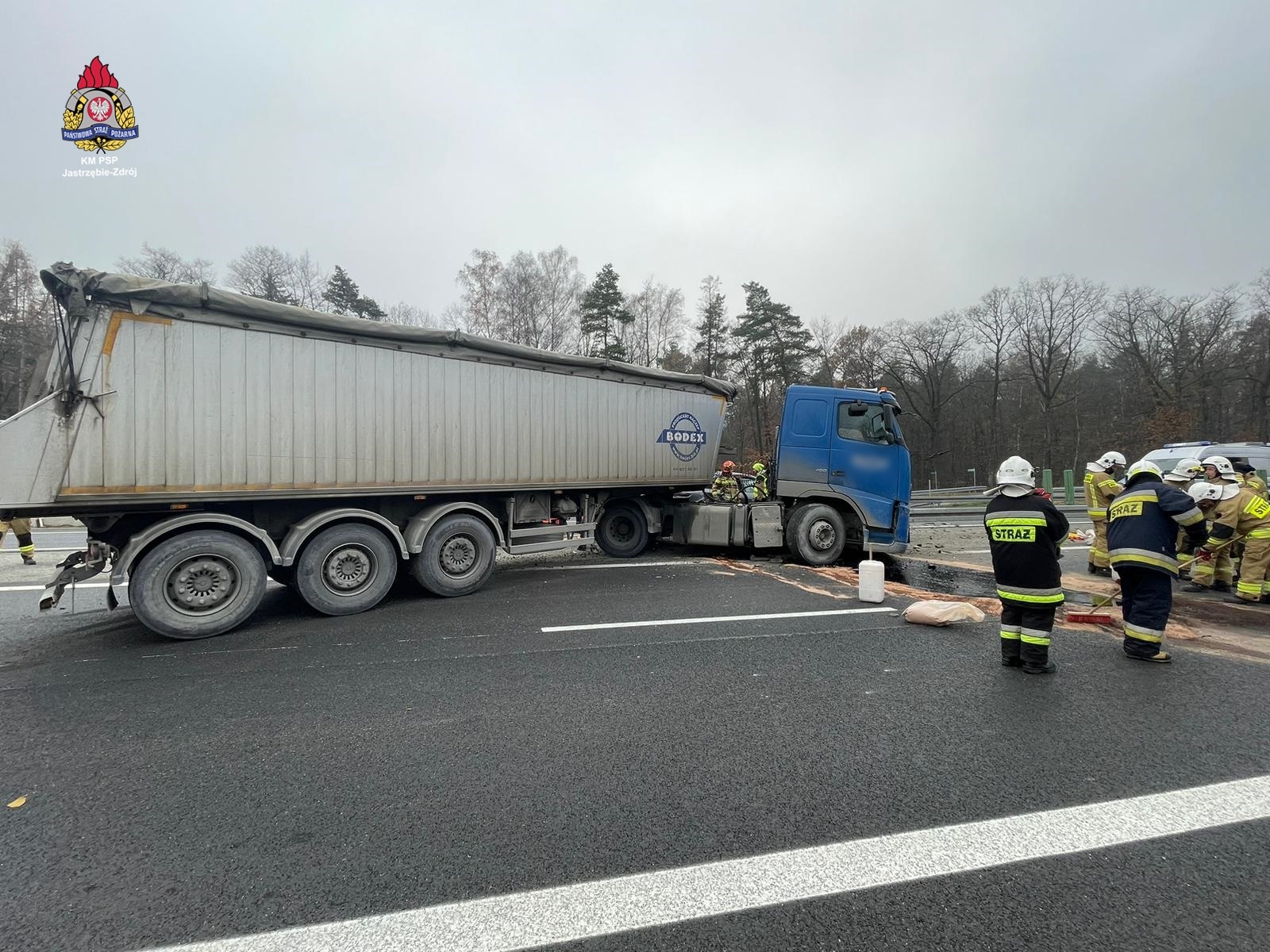 W Skoczowie doszło do poważnego wypadku, samochód ciężarowy zderzył się z osobówką
