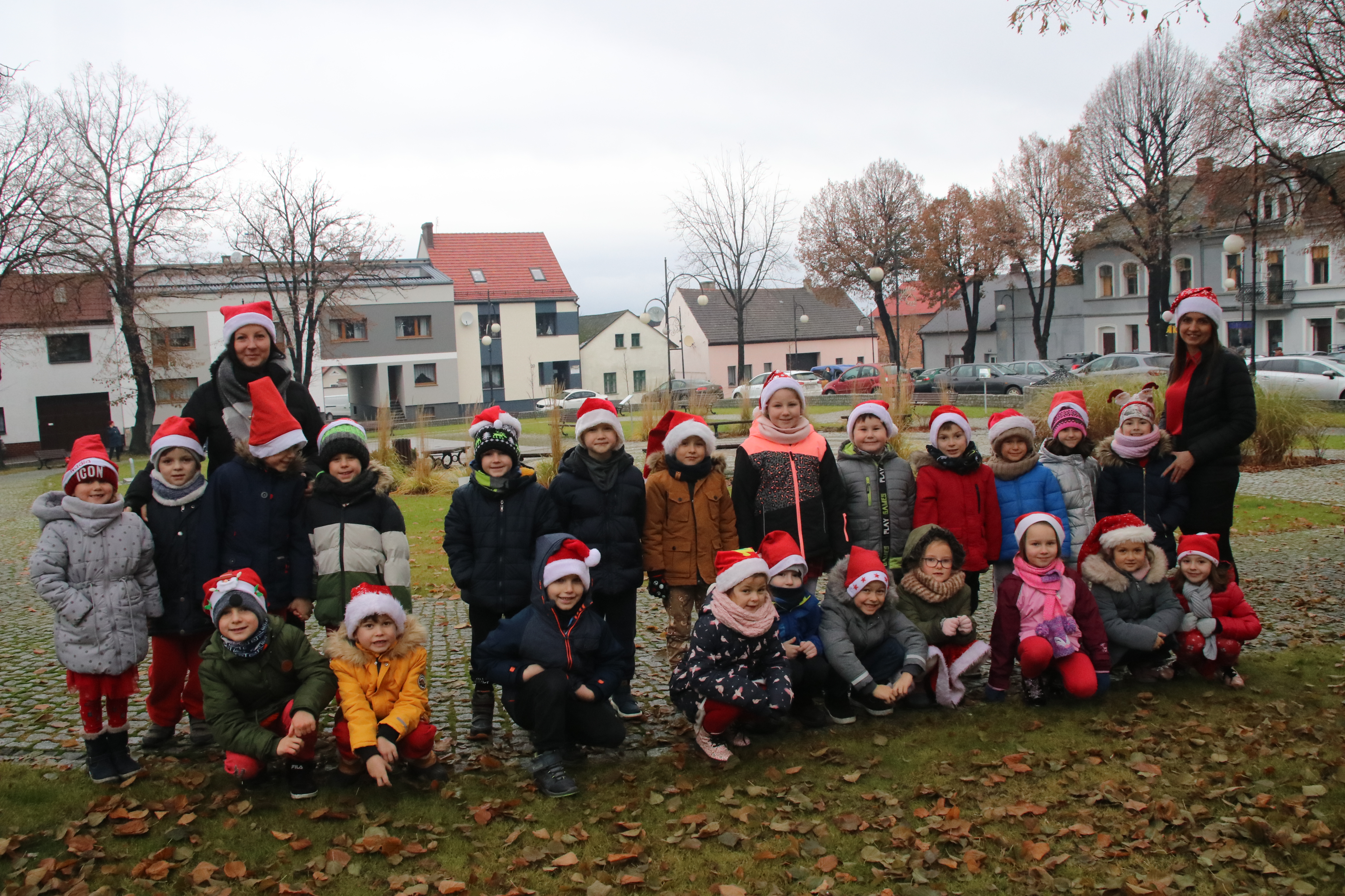 Przedszkolaki z Krzanowic wyczekiwali Mikołaja na miejscowym rynku