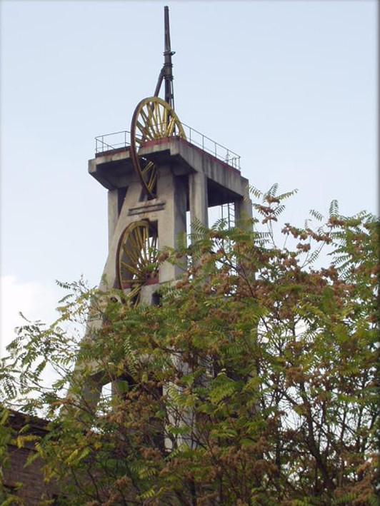 Żelbetowa wieża szybu II z roku 1956, zlikwidowana w styczniu 2005 r. Fot. SITG Rybnik.