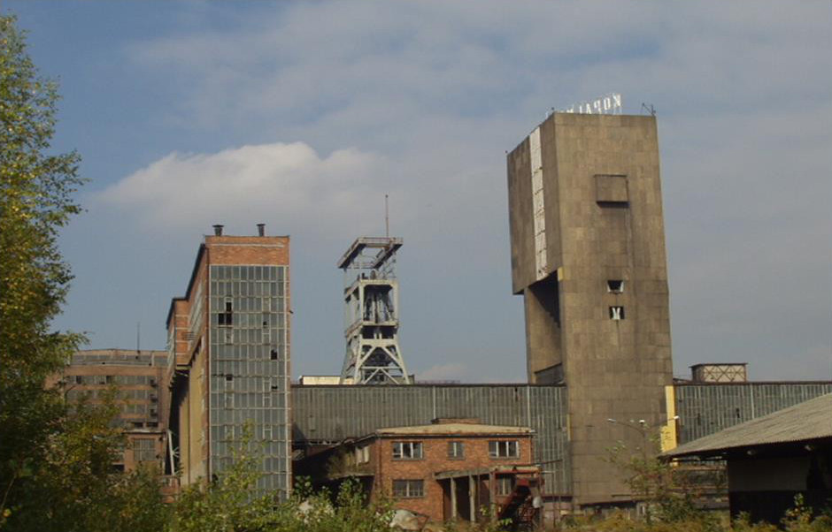 Wieża szybowa szybu VI wraz z nadszybiem, oraz budynek zbiornika węgla surowego. Zlikwidowane w 2004 r. Fot. SITG Rybnik.