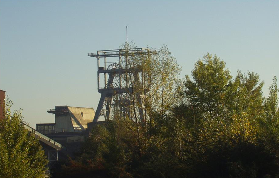 Widok wieży szybowej szybu I wraz z budynkiem maszyny wyciągowe. Zlikwidowany w 2004 r. Fot. SITG Rybnik.