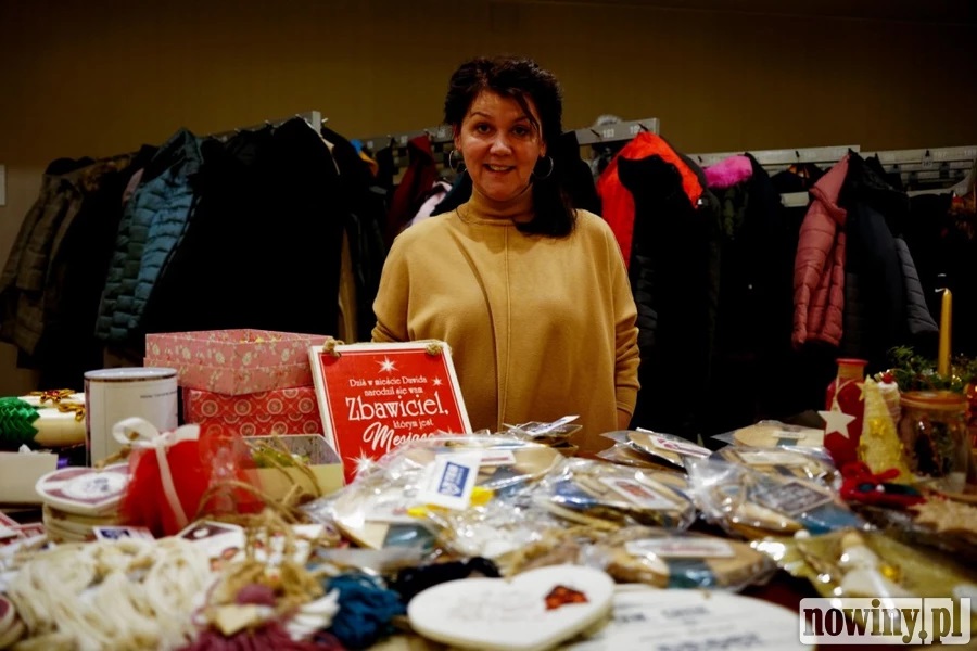 Wolontariuszka Jolanta Koczy sprzedawała świąteczne ozdoby.