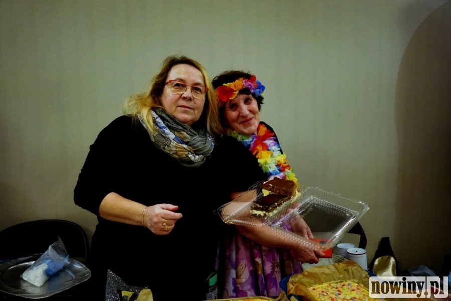 Brygida Hadamiec oraz Katarzyna Kamińska zajmowały się słodkościami na kiermaszu.