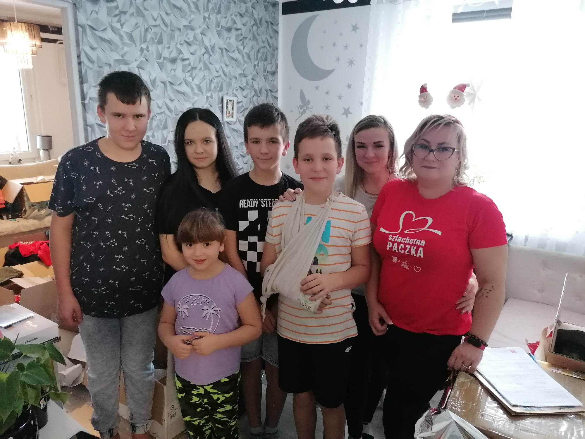 Pani Marta wraz ze swoimi dziećmi i liderką Szlachetnej Paczki działającej w Wodzisławiu Śl. i obejmującą powiat wodzisławski Agatą Baranską.