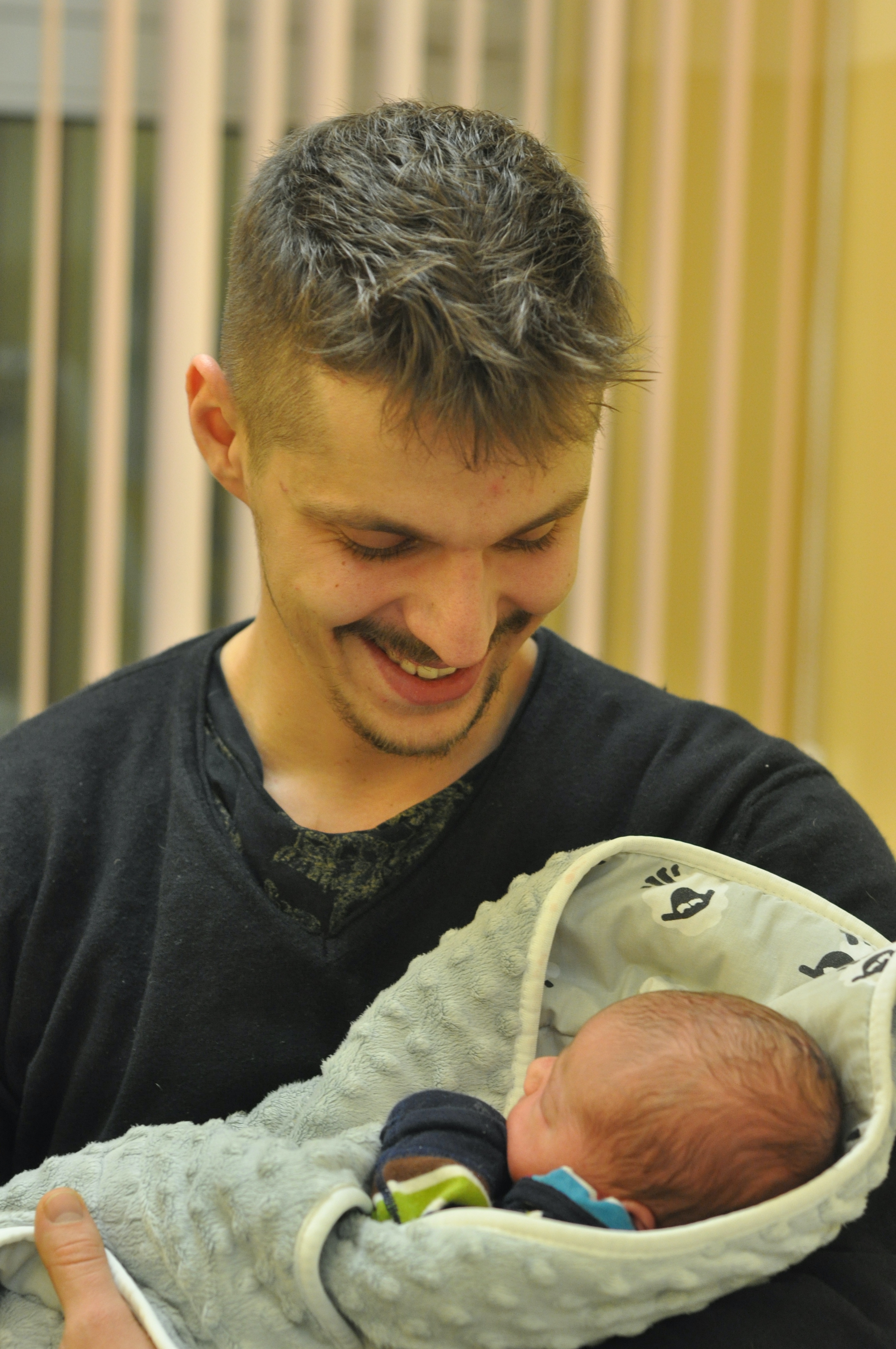 Mateusz Miłota i jego córka Gaja. Tato sam odebrał poród w nocy z 1 na 2 stycznia