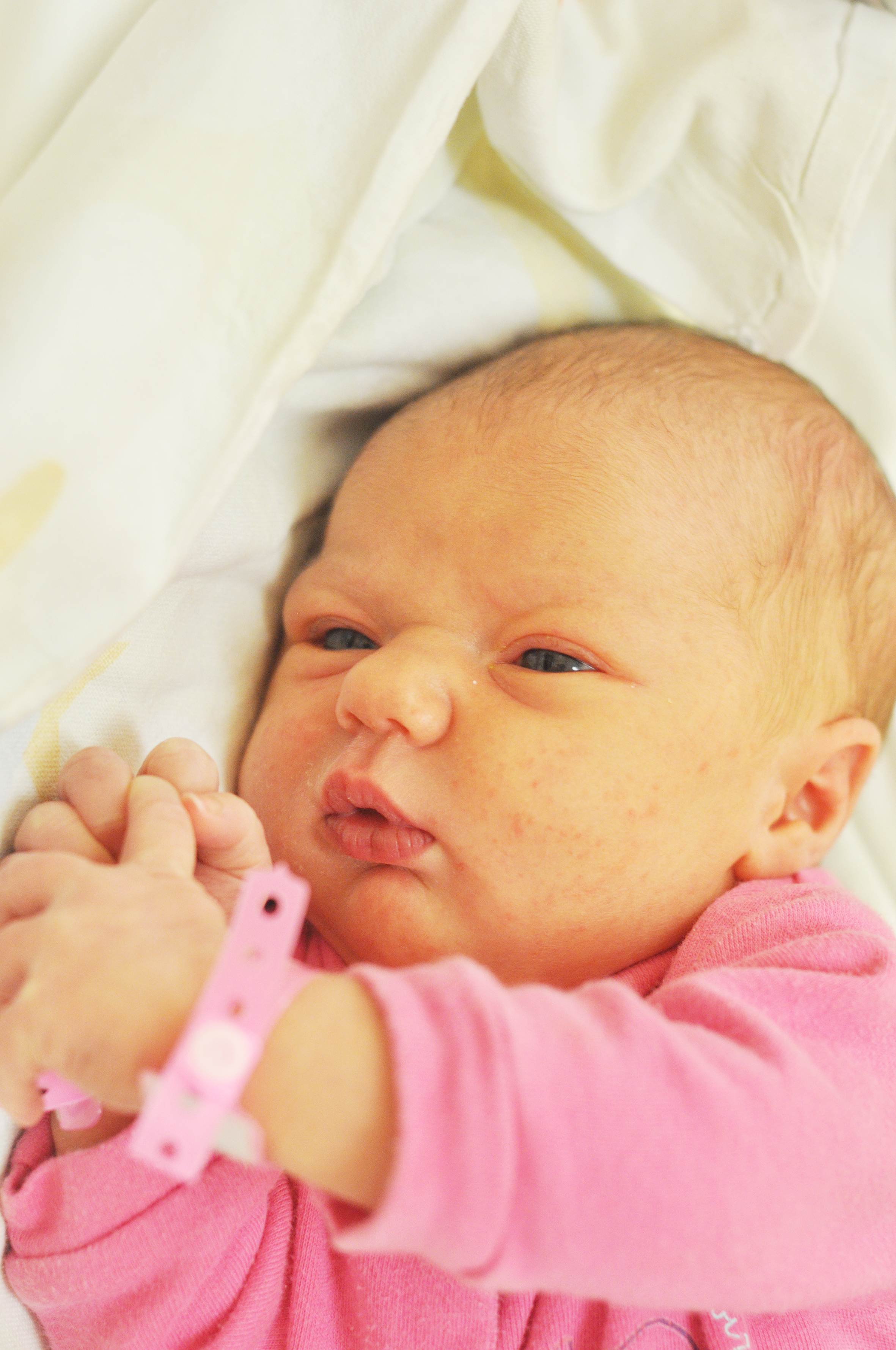 Amelka Mróz jest córeczką Darii i Romana z Owsiszcz. Urodziła się 3 stycznia o 9.27. Przy wadze 3720 g osiągnęła długość 58 cm. W domu czeka brat Wojtek.