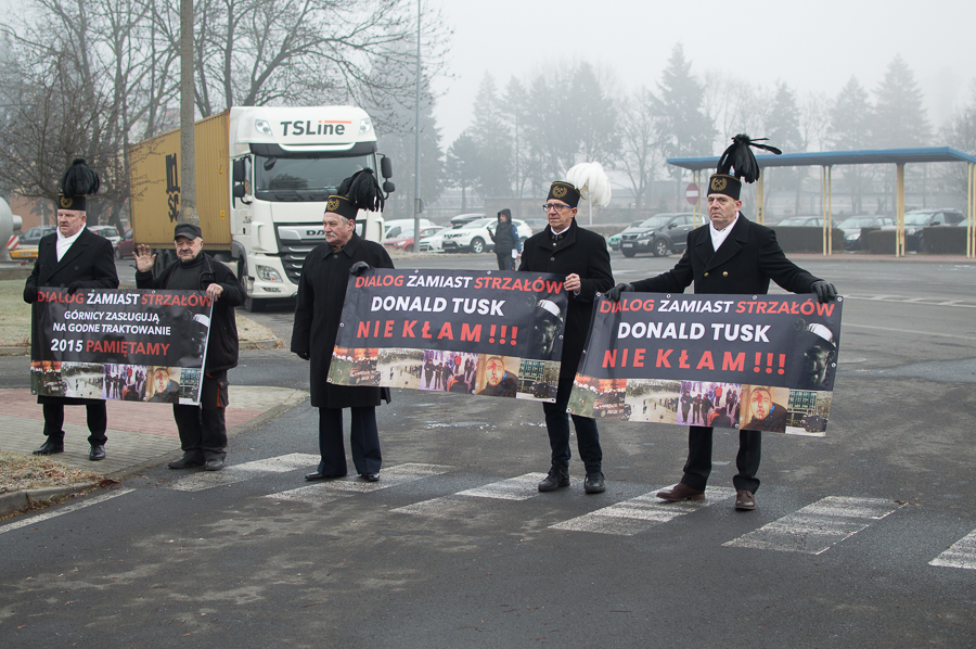Działacze JSW S.A. przed bramą RAFAKO. Wśród nich poseł Grzegorz Matusiak (czwarty od lewej).