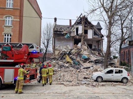 Tragiczny wybuch spowodował zamienił budynek w gruz, w sąsiednich obiektach popękały szyby w oknach / fot. PSP