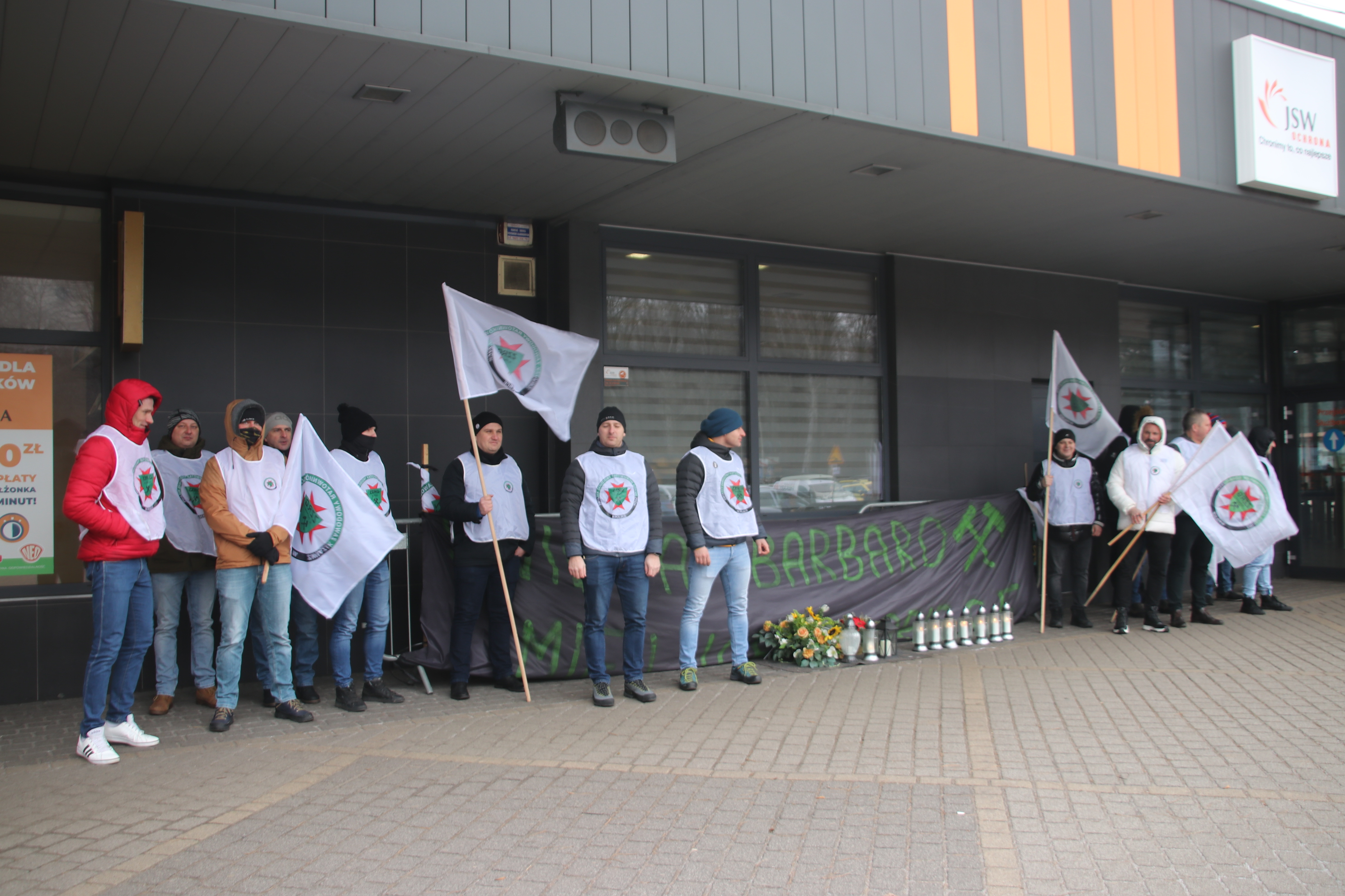 Ratownicy górniczy zebrali się przed bramą KWK Pniówek, chcąc wyrazić swoją krytykę wobec braku dodatku dla ratowników. 