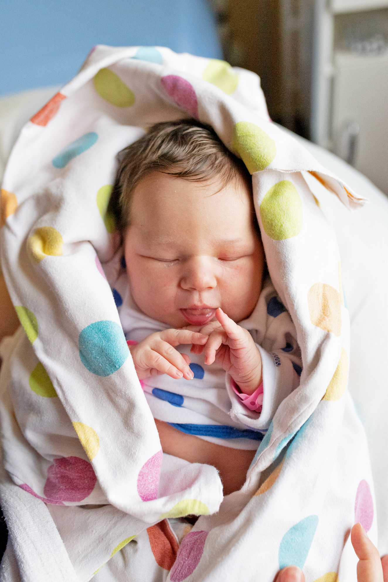 Na zdjęciu maleńka Emilka Szukała. Emilka urodziła się 23.01. o godz. 1.00. Ważyła 3980 g i mierzyła 56 cm. Jej rodzicami są Sylwia i Artur z Rogowa.