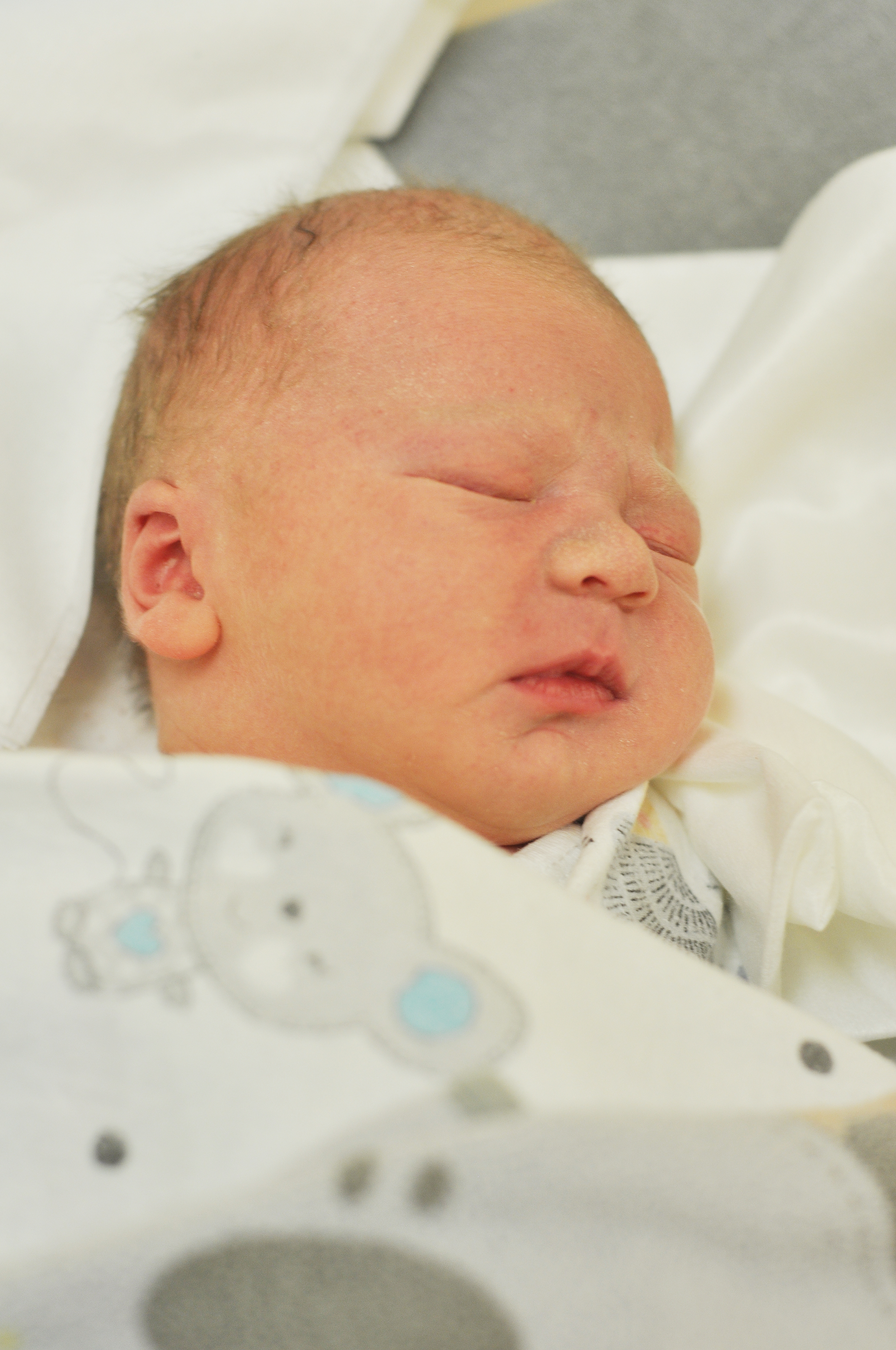 Maksym Czogała narodził się 30 stycznia o 9.30. Mierząc 57, cm ważył 3680 g. Alicja i Łukasz są jego rodzicami. Rodzina mieszka w Raszczycach.