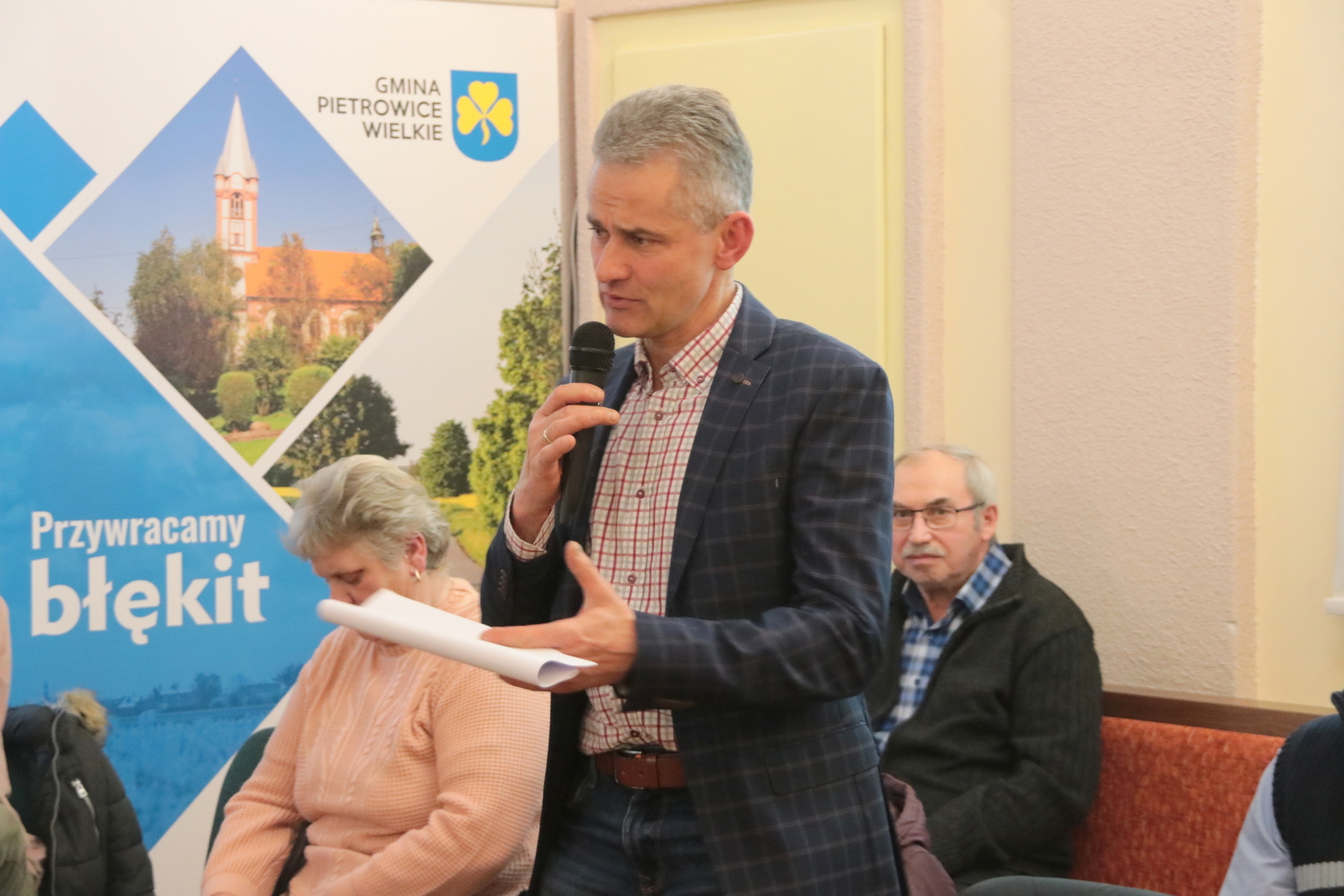 Adrian Niewiera, sołtys Samborowic uważa, że likwidacja szkoły we wiosce, którą reprezentuje, przyspieszy proces zamknięcia placówek w: Krowiarkach i Pawłowie