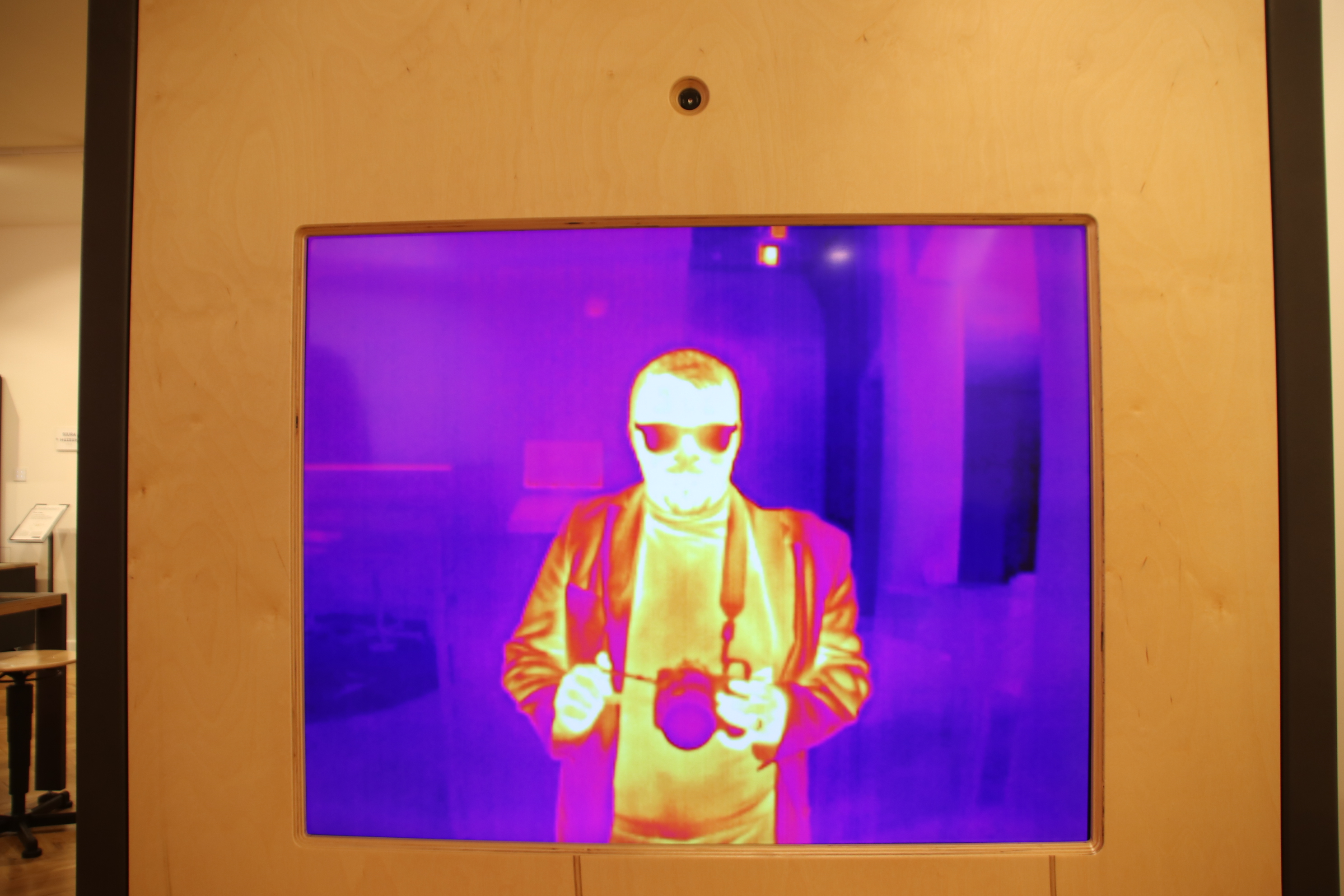 Kamera termowizyjna pokazuje, w jaki sposób przedmioty i ludzie emitują promieniowanie podczerwone.